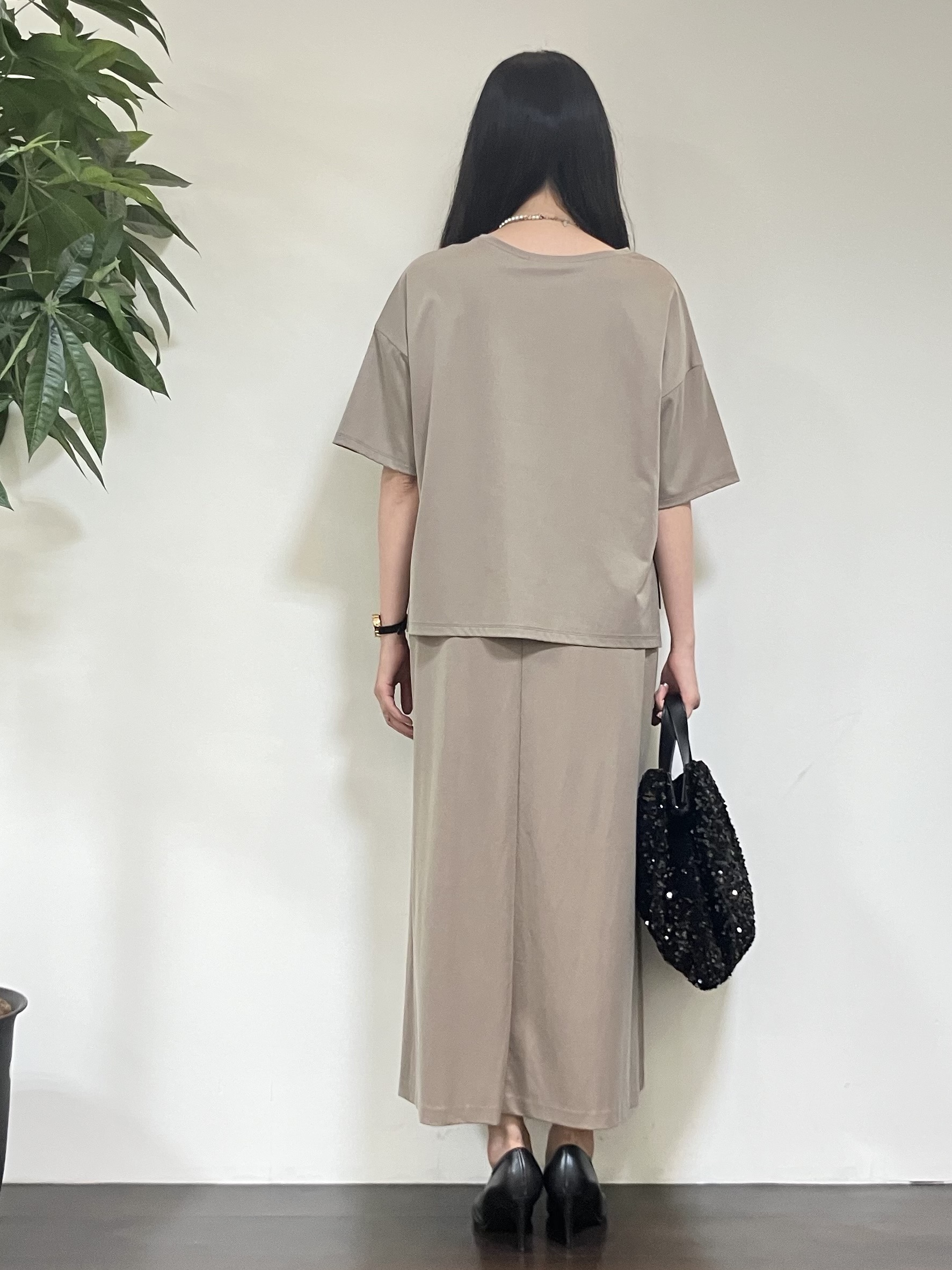 カレンさんの「UNTITLED｜【きれいめTシャツ/セットアップ可】ヴィンテージライクプルオーバー」を使ったコーディネート