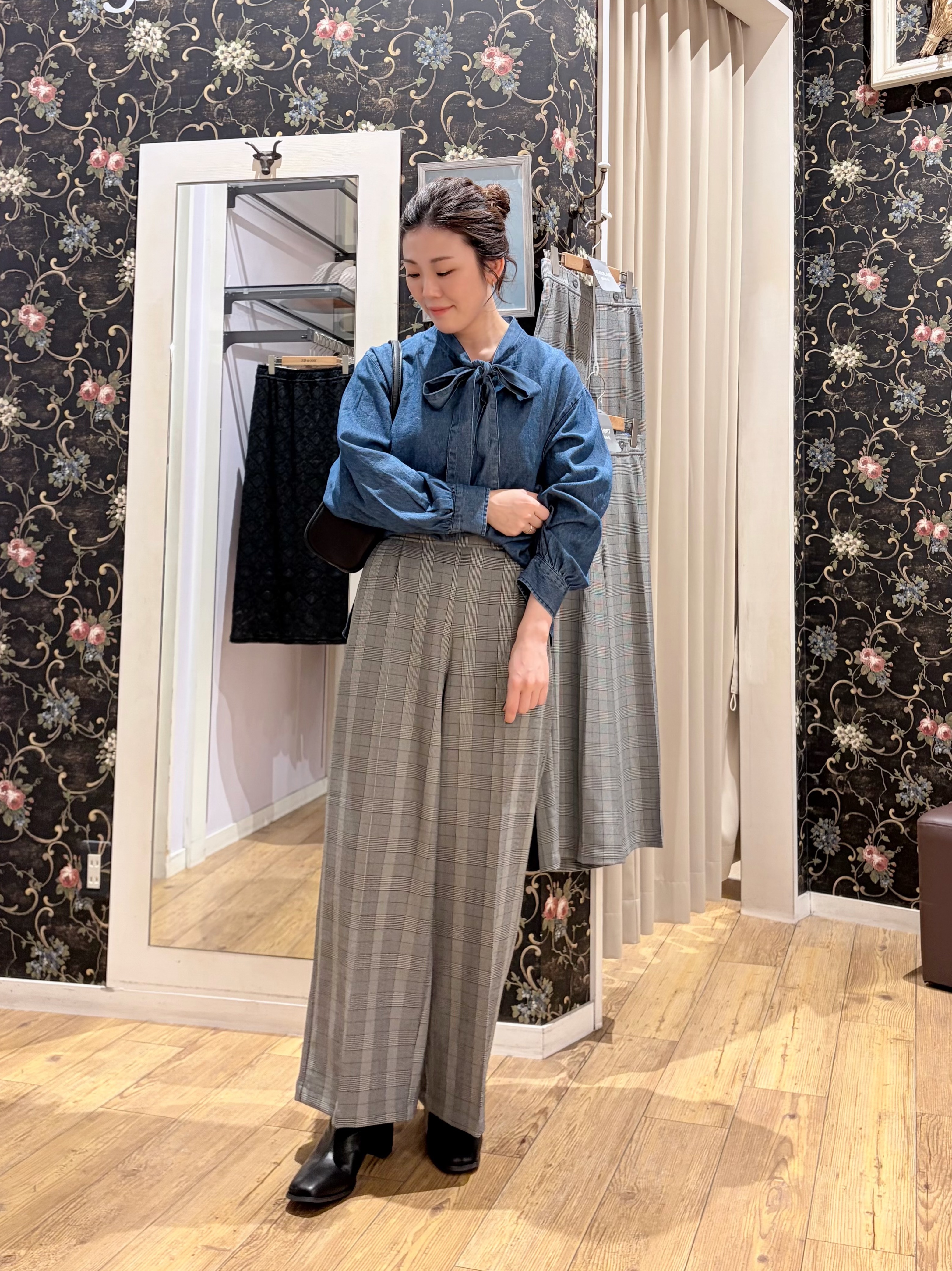おうめさんの「SHOO･LA･RUE｜【S-LL/洗濯機可】華やぐデニムボウタイリボンシャツ」を使ったコーディネート