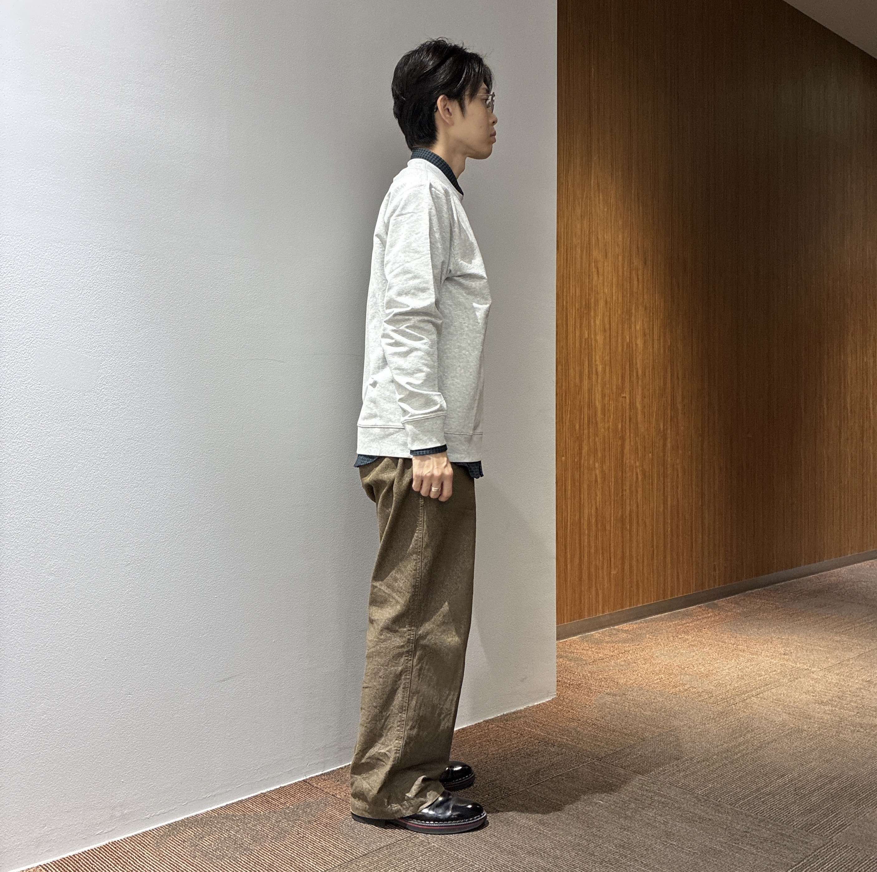 わいずみさんの「TAKEO KIKUCHI｜ワンポイント刺繍 ミニ裏毛 プルオーバージャージ」を使ったコーディネート