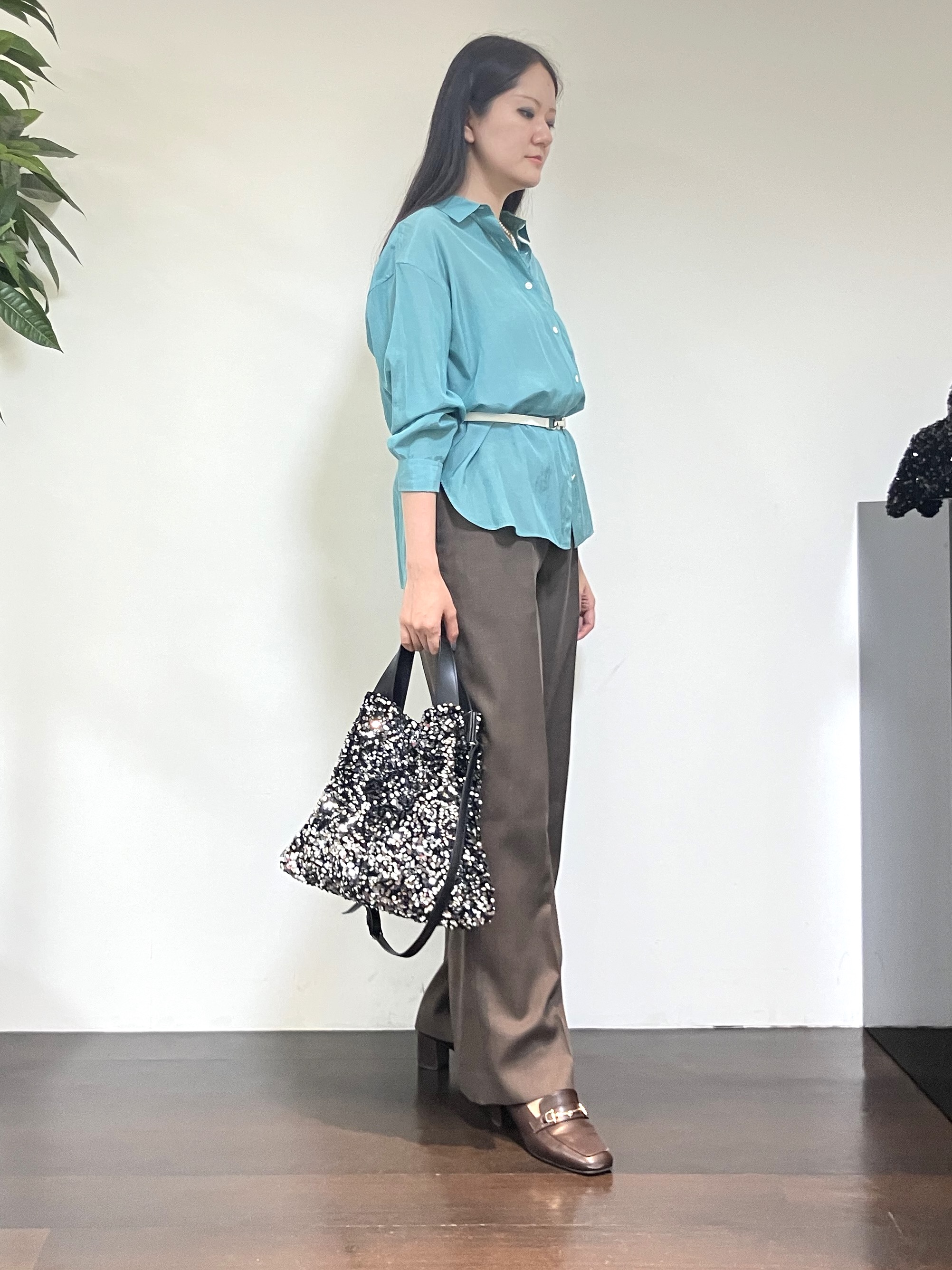 カレンさんの「UNTITLED｜【秋羽織り/肌に張り付きにくい】シルキータッチシアーシャツ」を使ったコーディネート