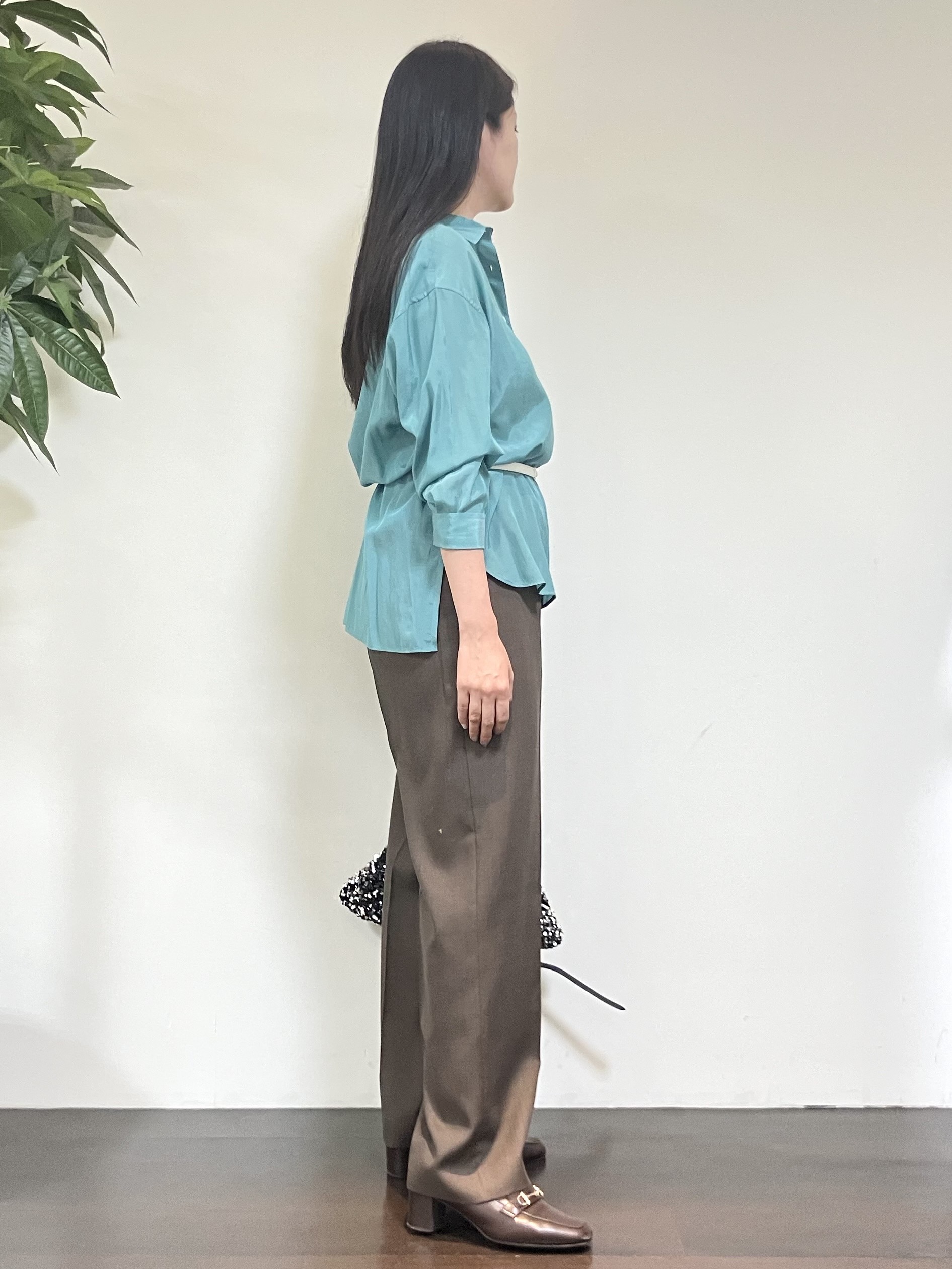 カレンさんの「UNTITLED｜【秋羽織り/肌に張り付きにくい】シルキータッチシアーシャツ」を使ったコーディネート