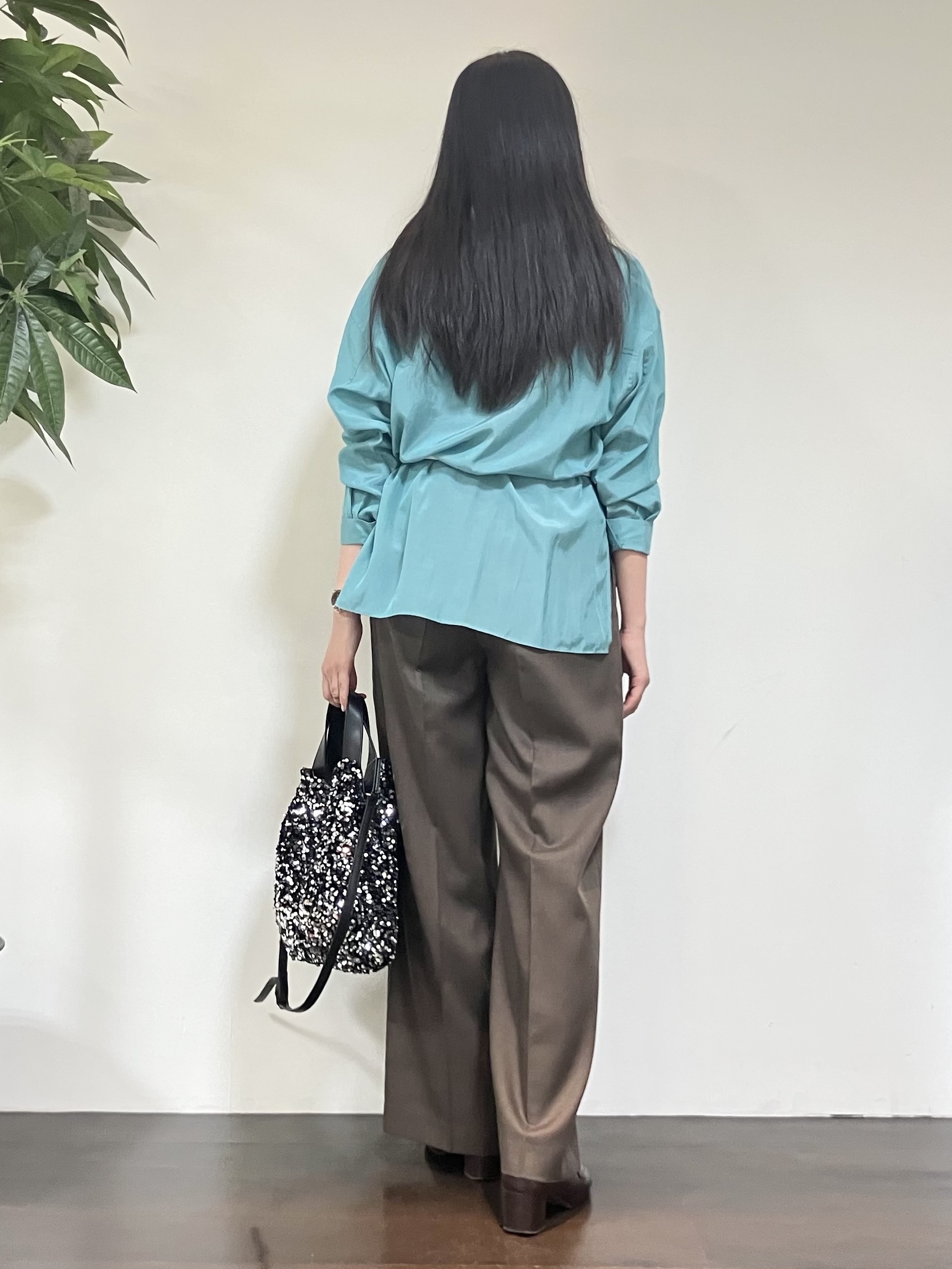 カレンさんの「UNTITLED｜【秋羽織り/肌に張り付きにくい】シルキータッチシアーシャツ」を使ったコーディネート