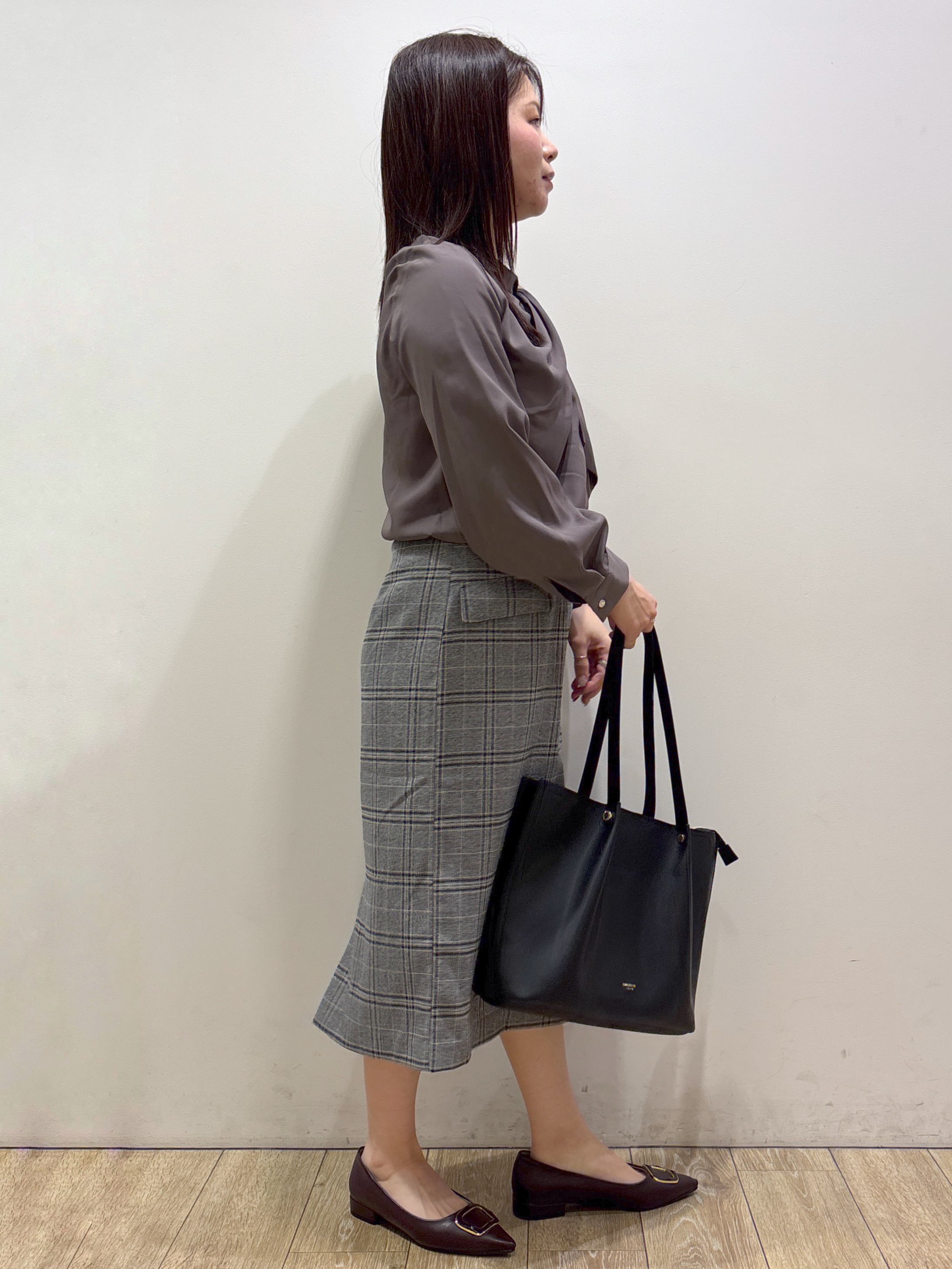 mameさんの「index｜ゴールドモチーフ付きボウタイブラウス【洗濯機OK／イージーアイロン】」を使ったコーディネート