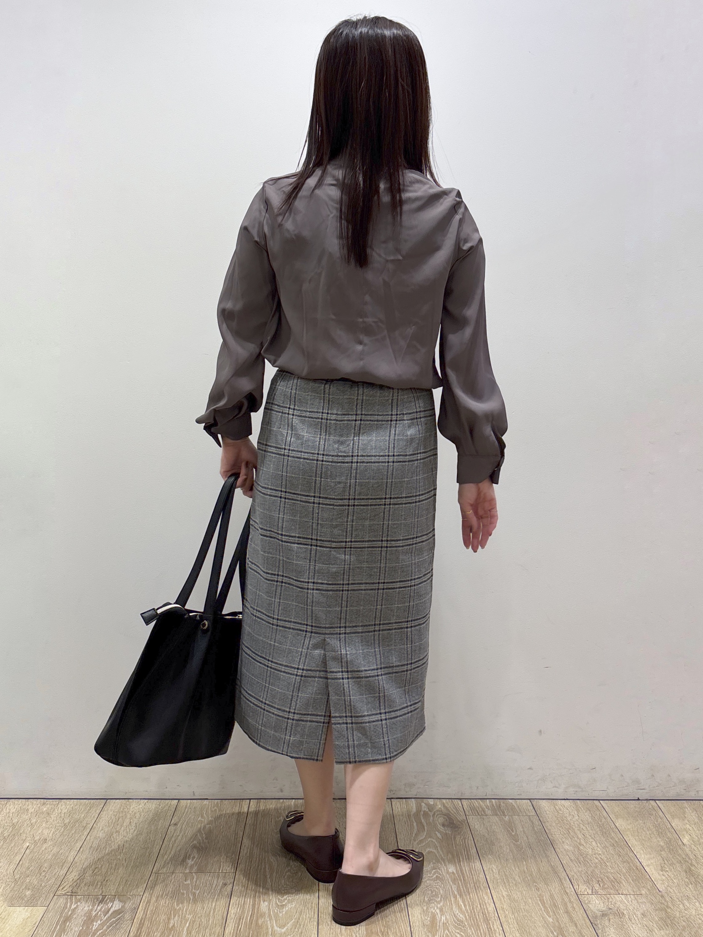 mameさんの「index｜ゴールドモチーフ付きボウタイブラウス【洗濯機OK／イージーアイロン】」を使ったコーディネート