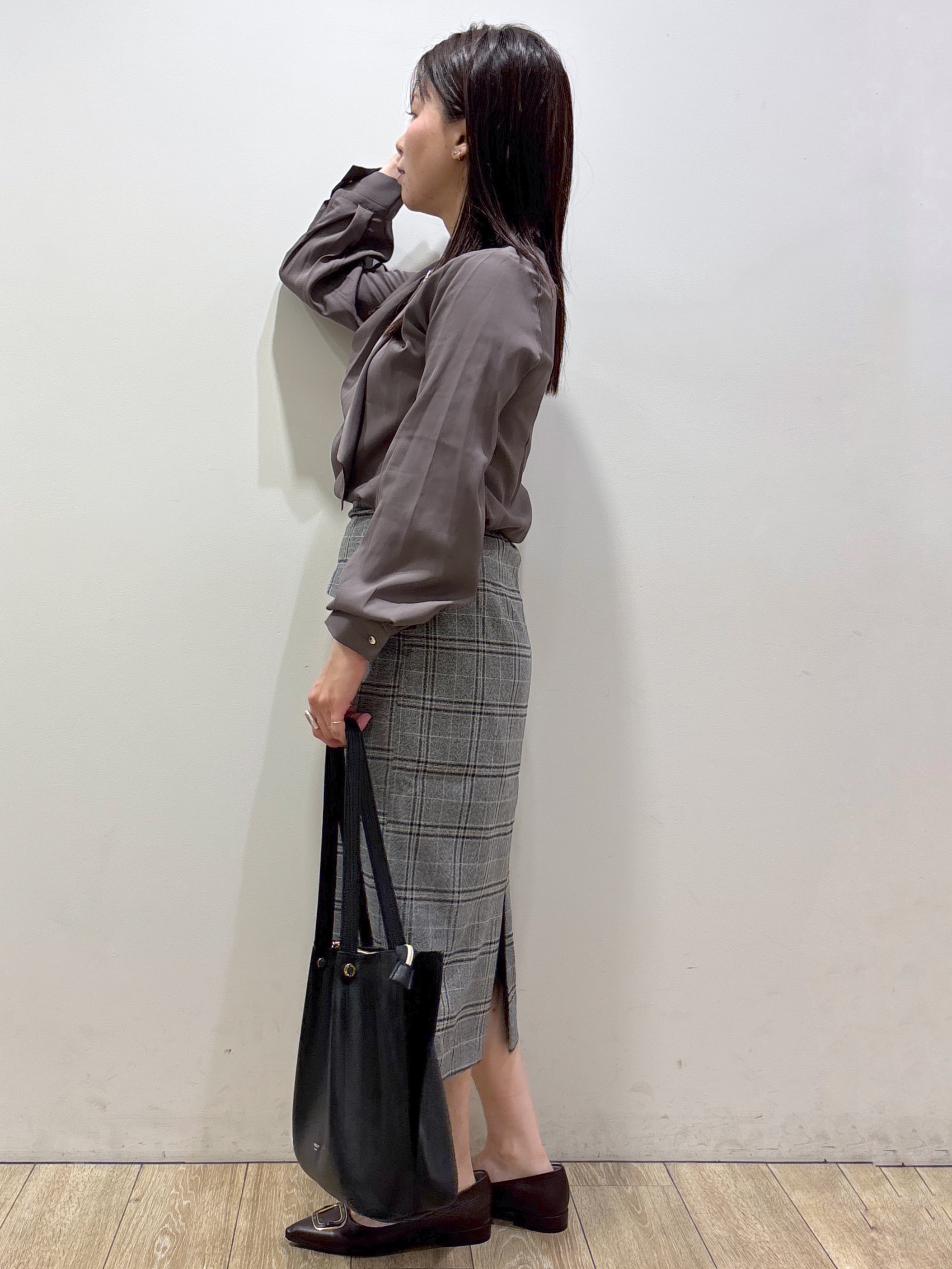 mameさんの「index｜ゴールドモチーフ付きボウタイブラウス【洗濯機OK／イージーアイロン】」を使ったコーディネート