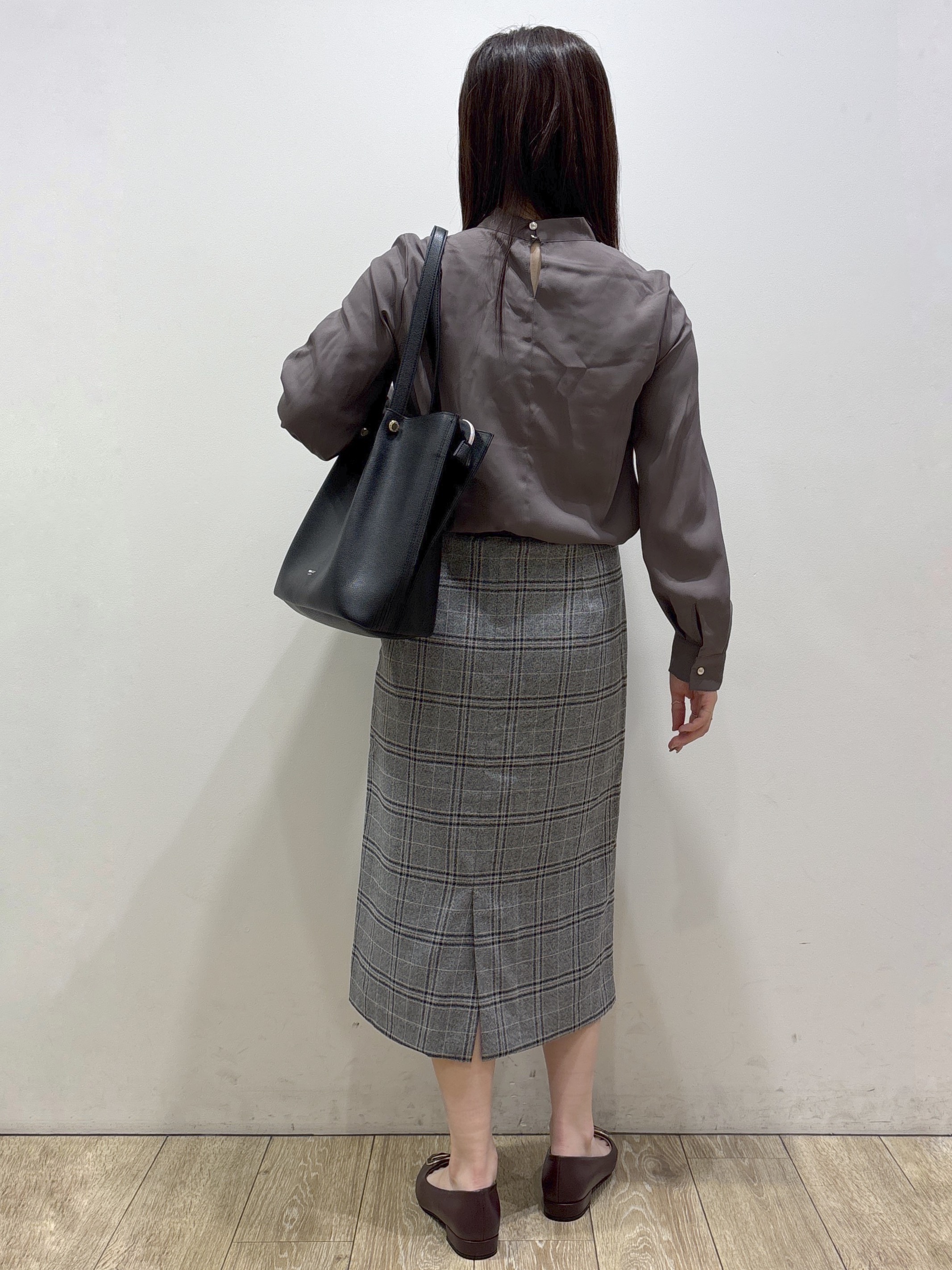 mameさんの「index｜ゴールドモチーフ付きボウタイブラウス【洗濯機OK／イージーアイロン】」を使ったコーディネート