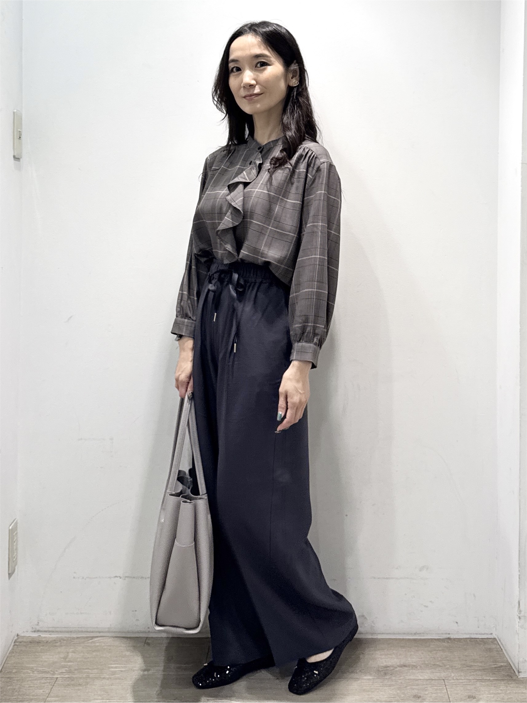 yuicciさんの「OPAQUE.CLIP｜【森絵梨佳さん着用】チェック柄フリルブラウス《洗濯機OK》」を使ったコーディネート
