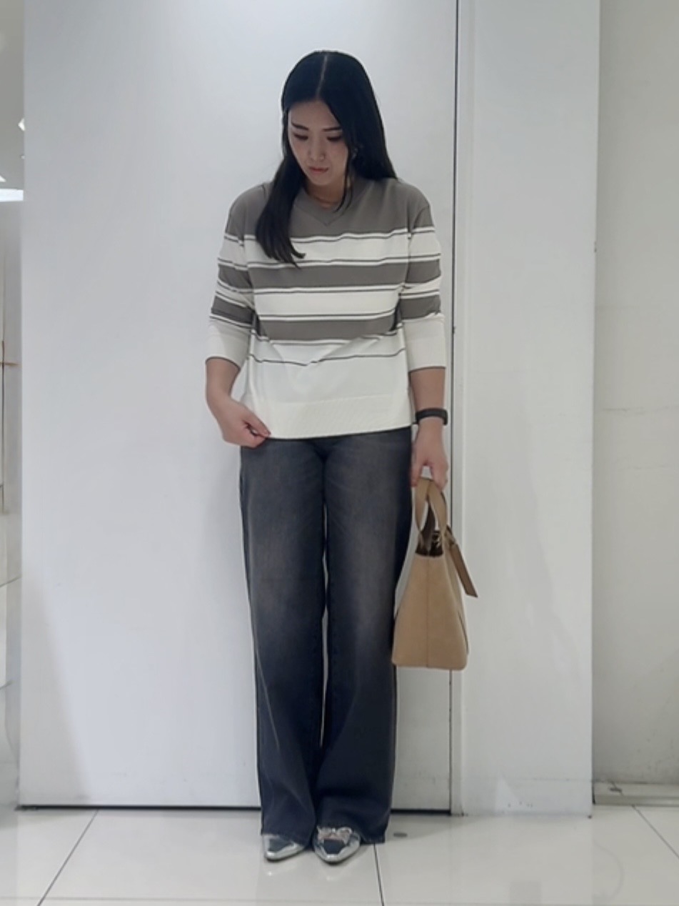 なかじさんの「UNTITLED｜【顔周りすっきり/体型カバー】ドライタッチVネックニットプルオーバー」を使ったコーディネート