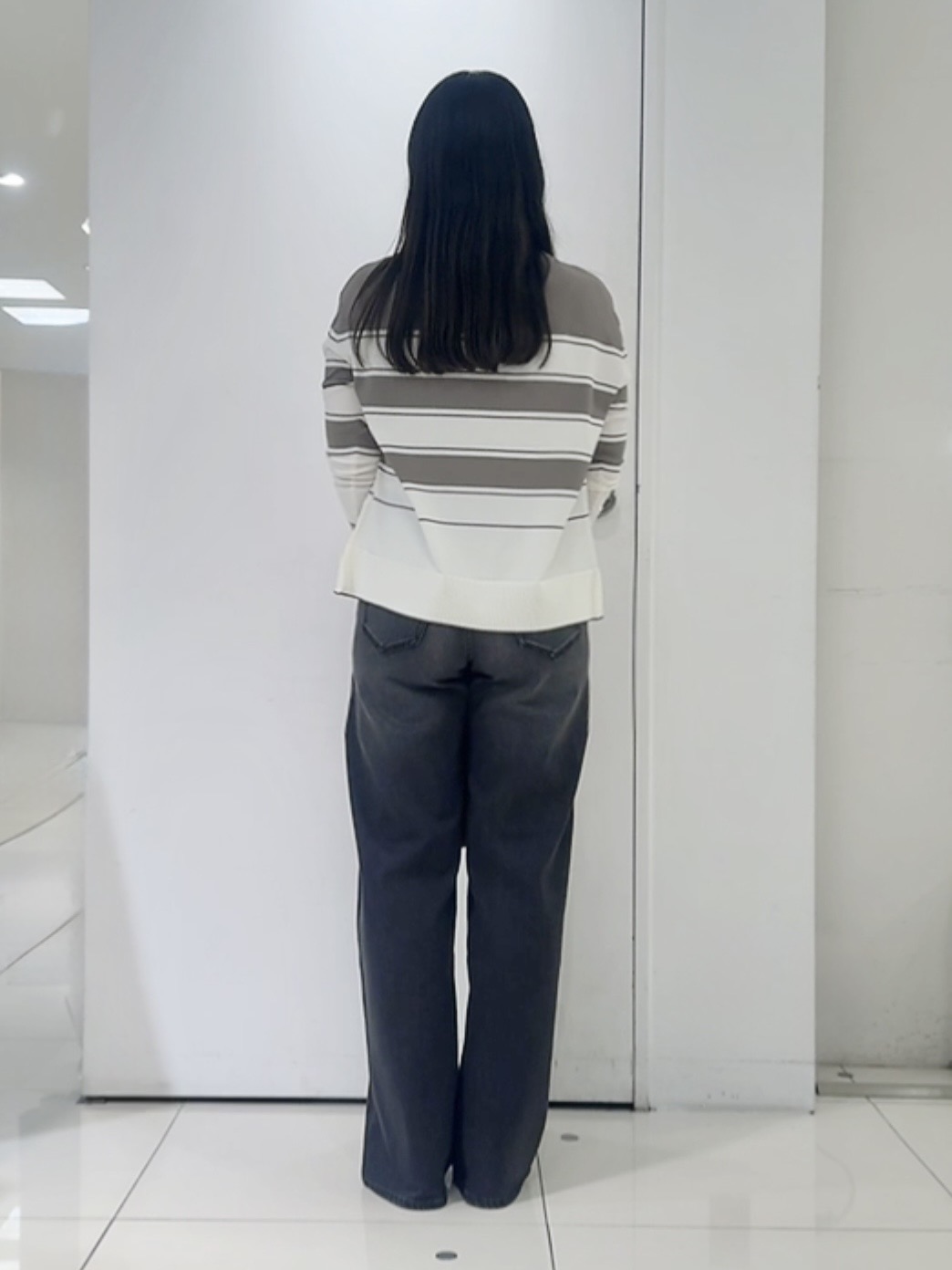 なかじさんの「UNTITLED｜【顔周りすっきり/体型カバー】ドライタッチVネックニットプルオーバー」を使ったコーディネート