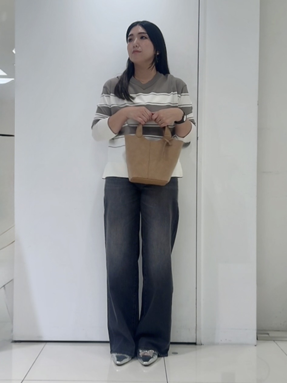 なかじさんの「UNTITLED｜【顔周りすっきり/体型カバー】ドライタッチVネックニットプルオーバー」を使ったコーディネート