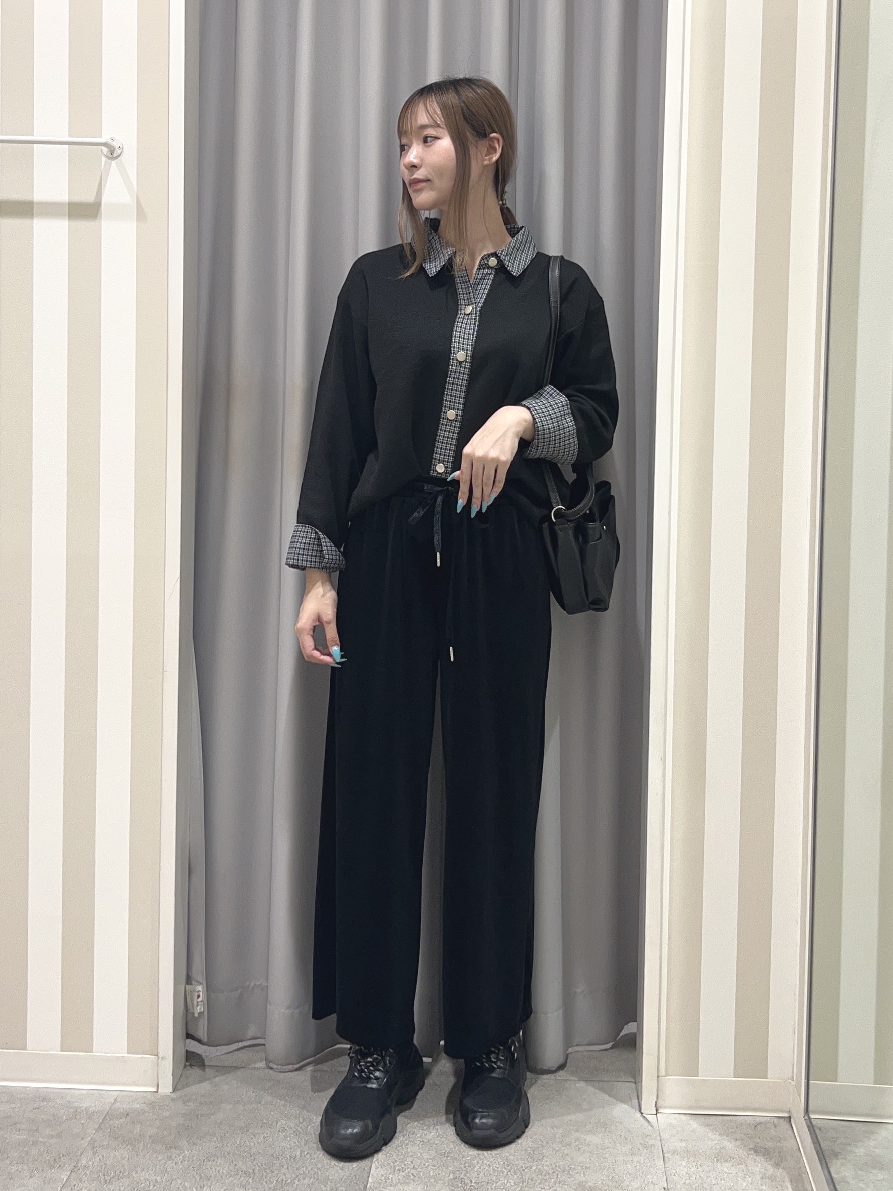 美空さんの「SHOO･LA･RUE｜【S-LL/洗濯機可】デニム／チェック切替でこなれ見え 金ボタンニットカーディガン」を使ったコーディネート