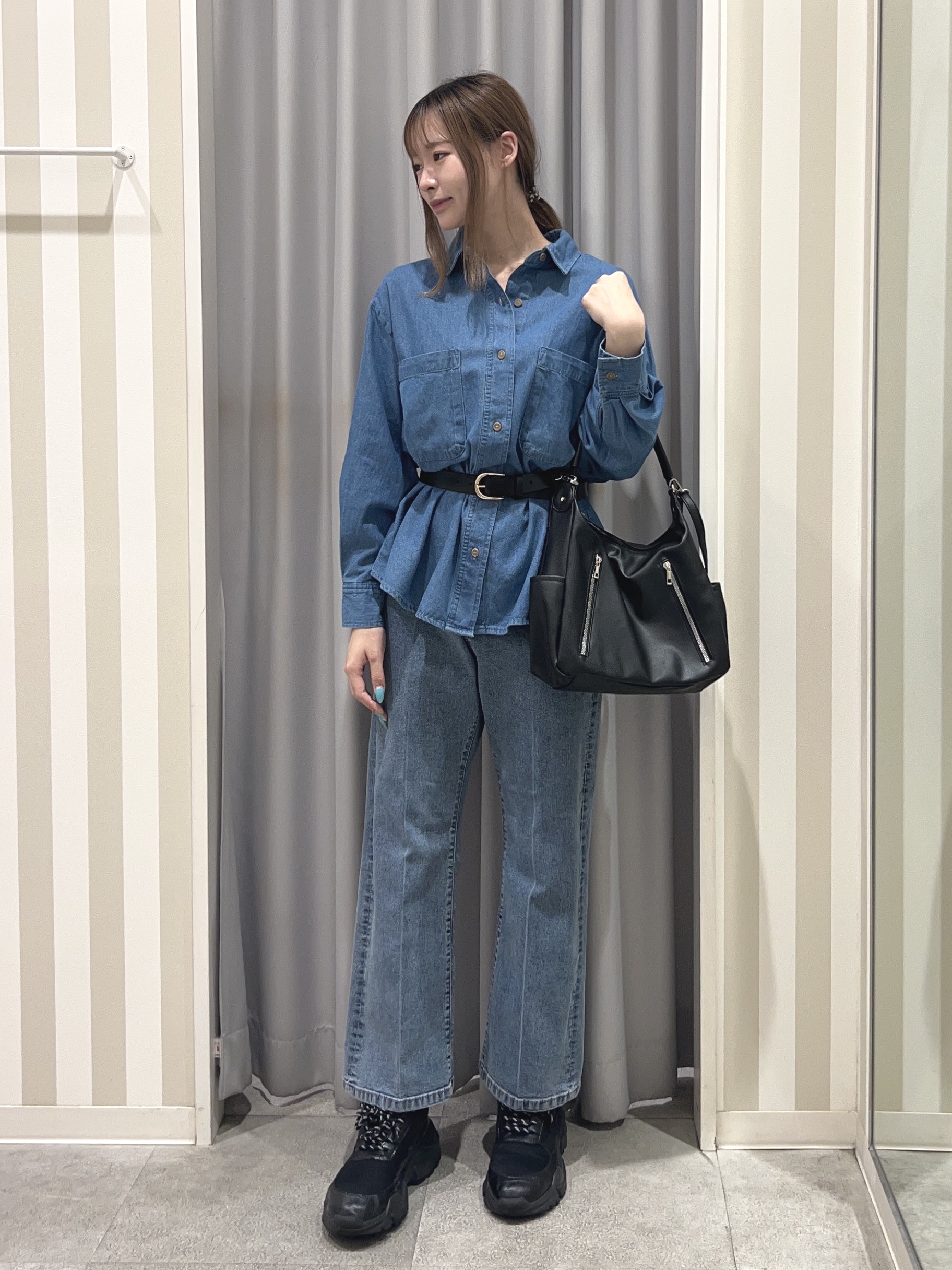 美空さんの「SHOO･LA･RUE｜【S-LL/洗濯機可/体型カバー】ライトオンスデニム ダブルポケット オーバーサイズシャツ」を使ったコーディネート