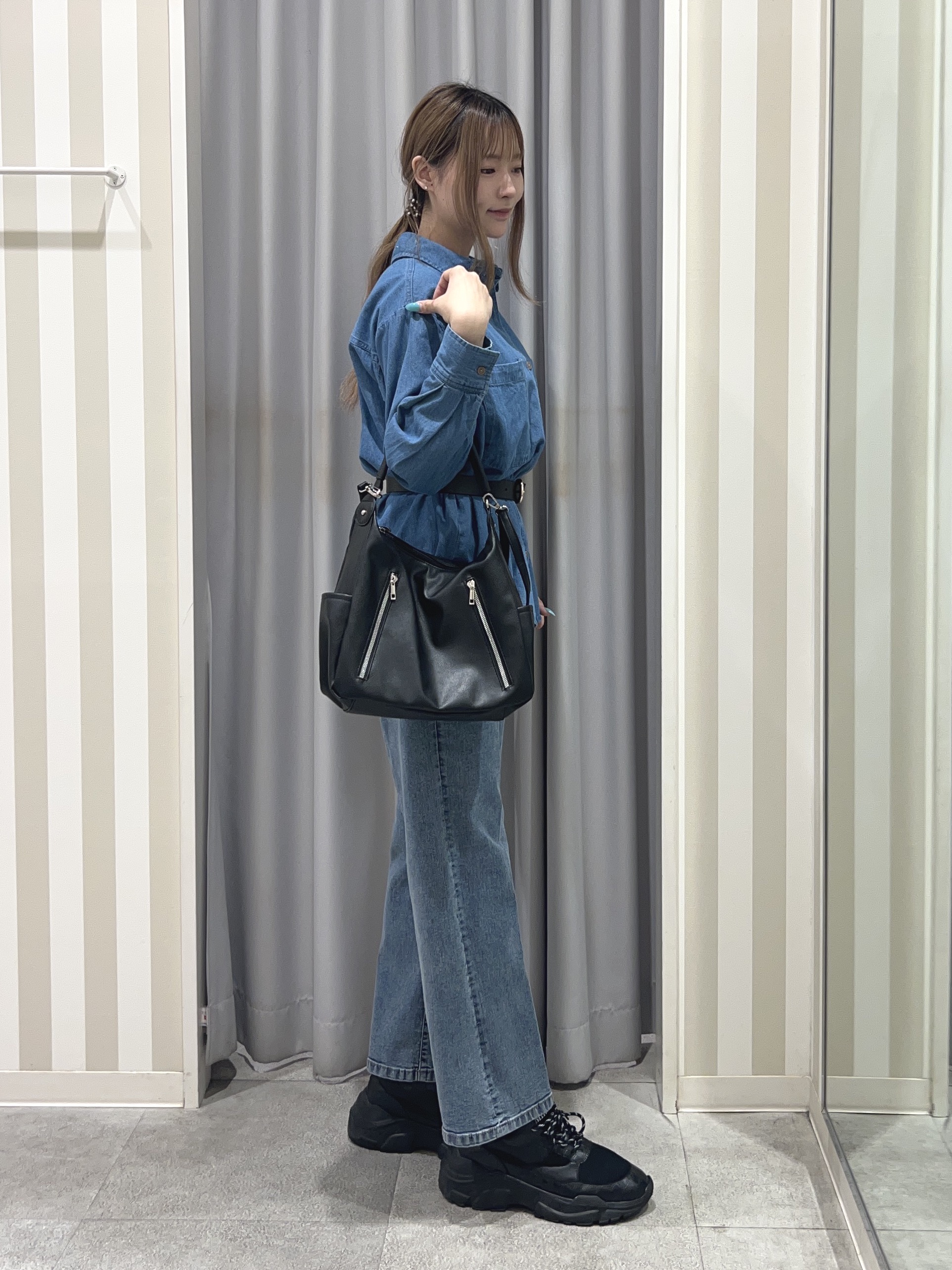 美空さんの「SHOO･LA･RUE｜【S-LL/洗濯機可/体型カバー】ライトオンスデニム ダブルポケット オーバーサイズシャツ」を使ったコーディネート