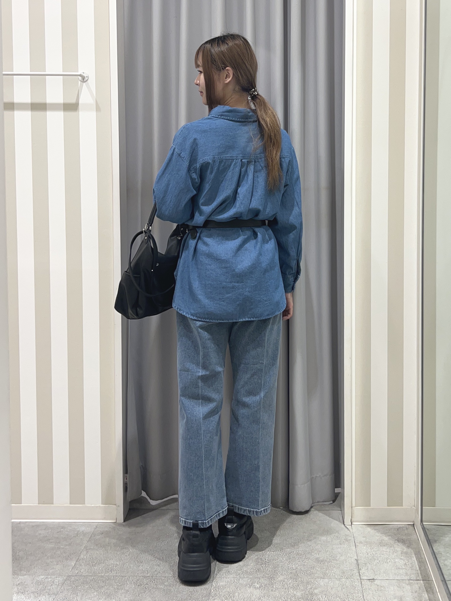 美空さんの「SHOO･LA･RUE｜【S-LL/洗濯機可/体型カバー】ライトオンスデニム ダブルポケット オーバーサイズシャツ」を使ったコーディネート