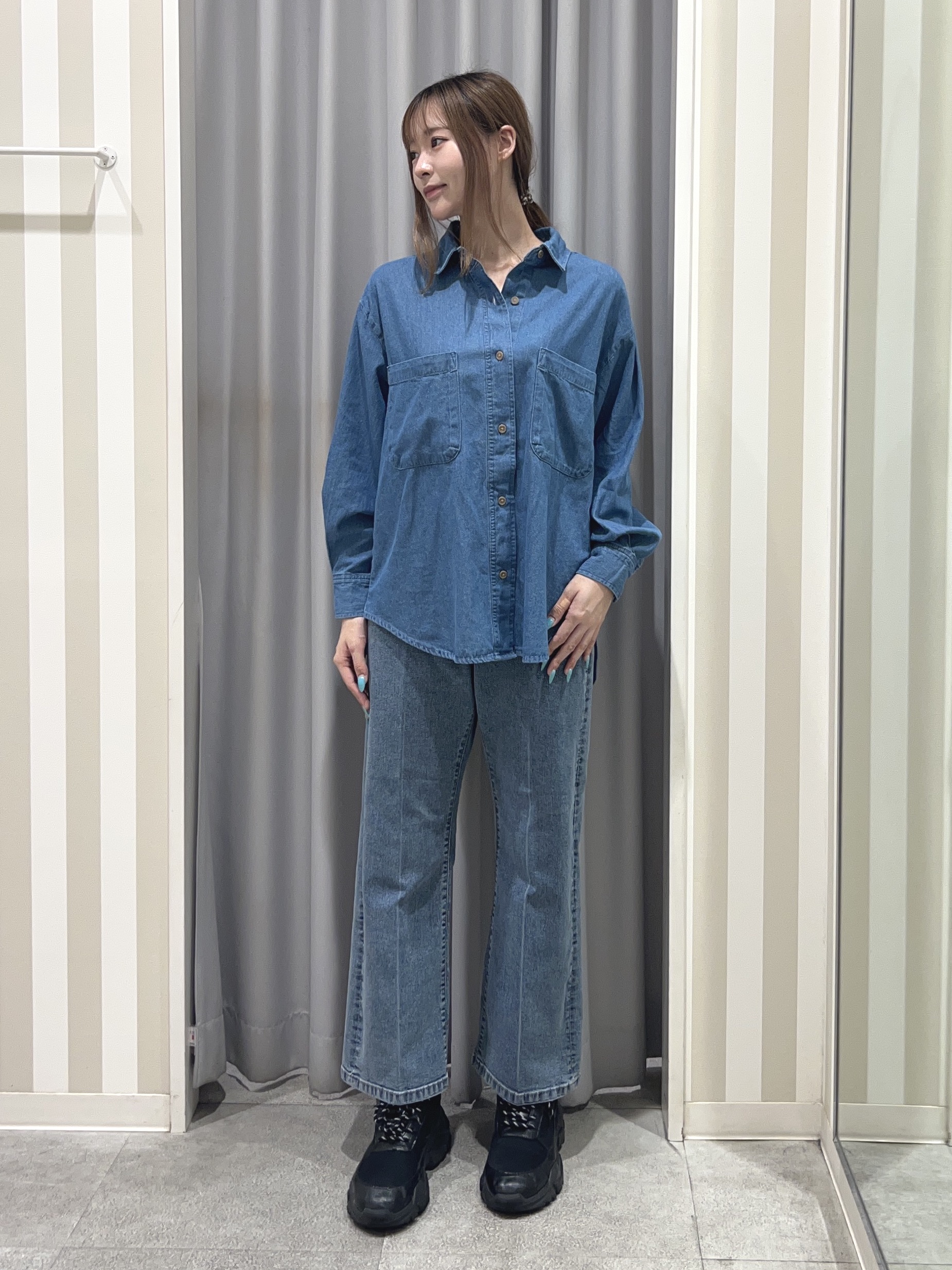 美空さんの「SHOO･LA･RUE｜【S-LL/洗濯機可/体型カバー】ライトオンスデニム ダブルポケット オーバーサイズシャツ」を使ったコーディネート