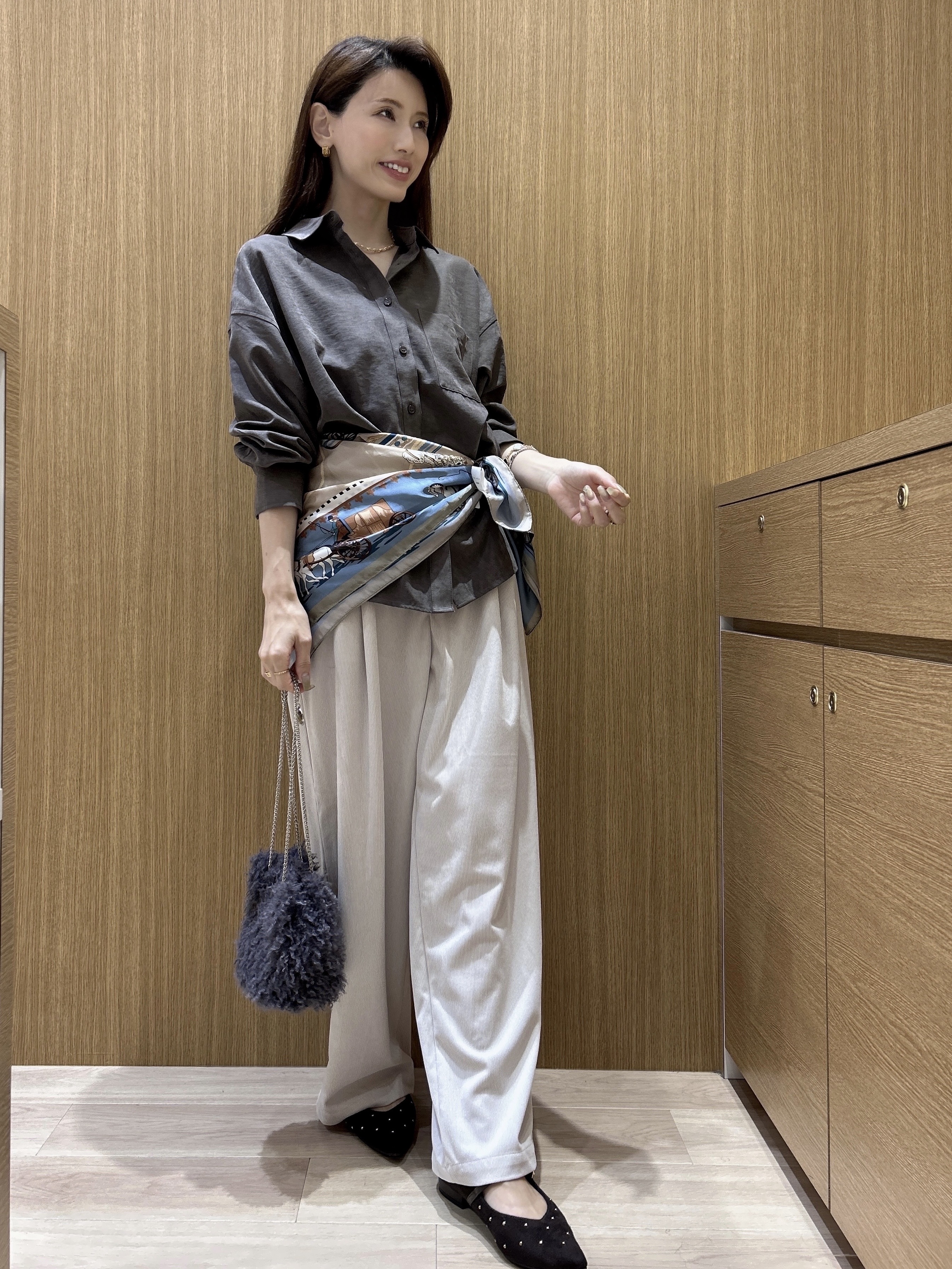 maiさんの「OPAQUE.CLIP｜スエードタッチシャツ【洗濯機OK】」を使ったコーディネート