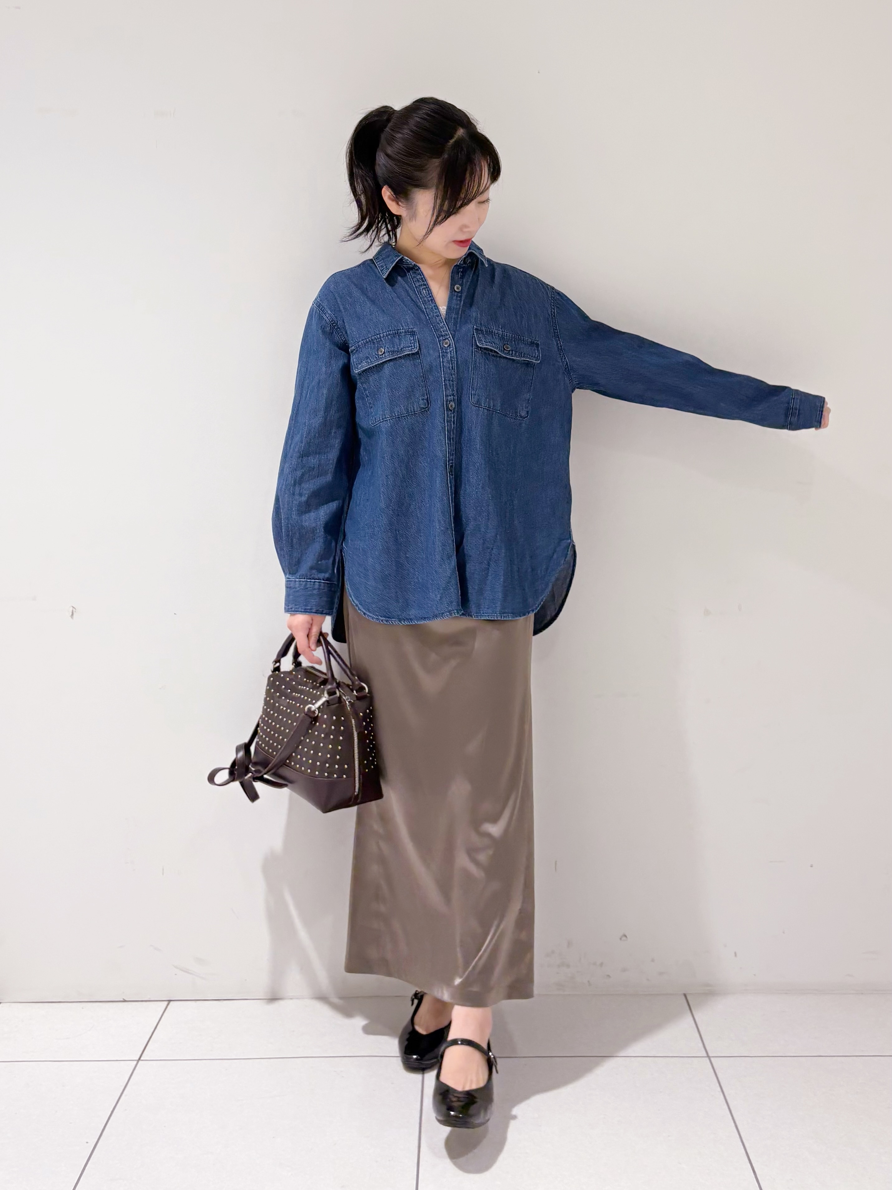 momokoさんの「INDIVI｜【洗える／体型カバー】ライトデニム ワークシャツ」を使ったコーディネート