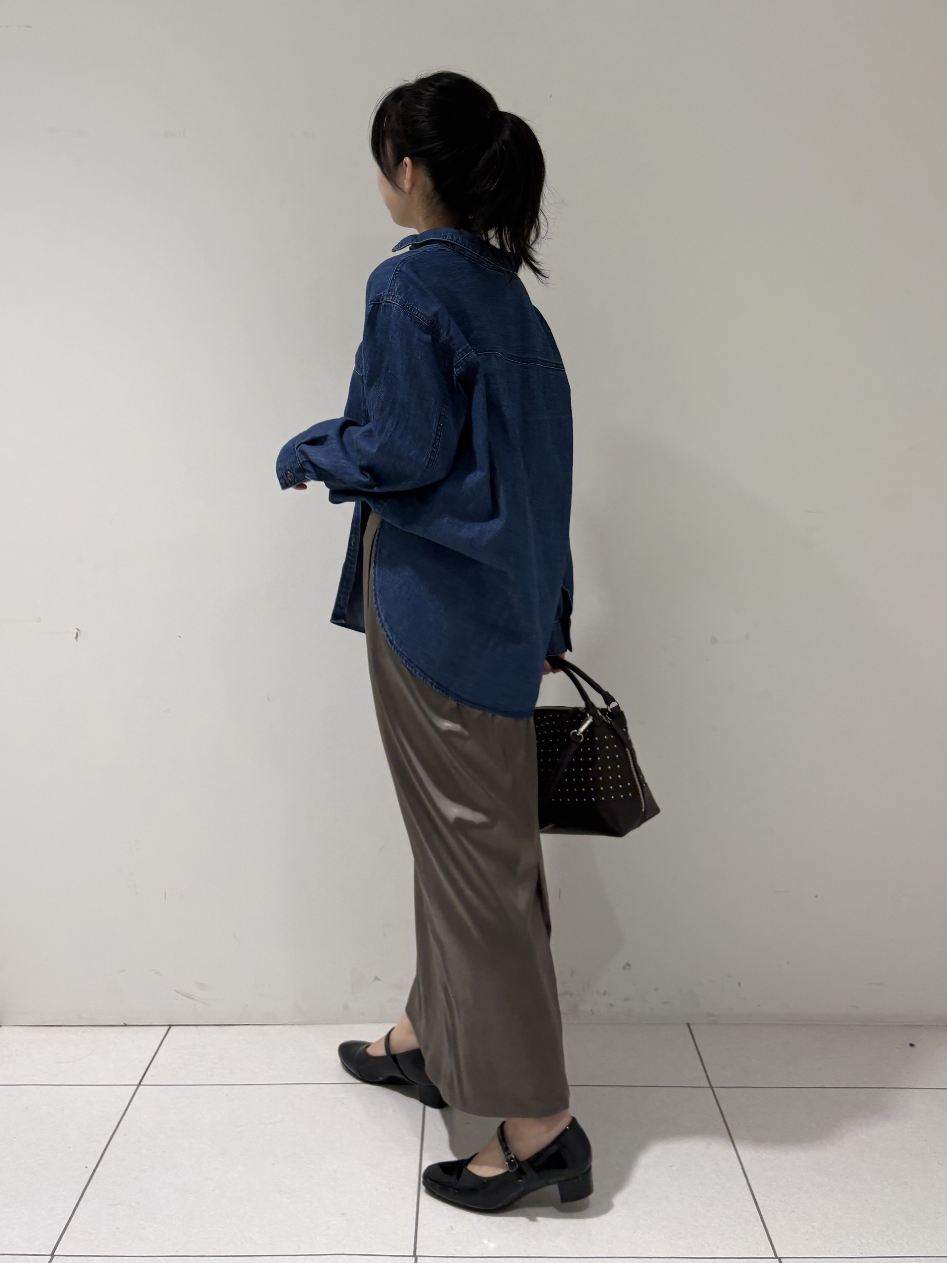 momokoさんの「INDIVI｜【洗える／体型カバー】ライトデニム ワークシャツ」を使ったコーディネート
