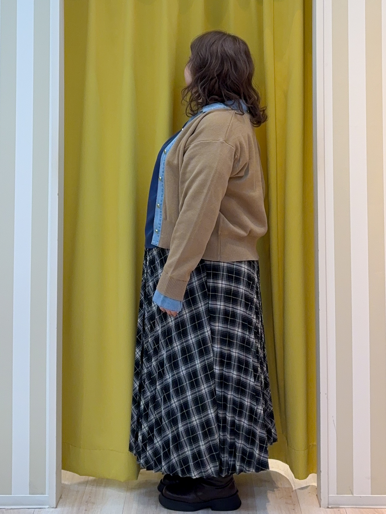 kotoさんさんの「SHOO･LA･RUE｜【S-LL/洗濯機可】デニム／チェック切替でこなれ見え 金ボタンニットカーディガン」を使ったコーディネート