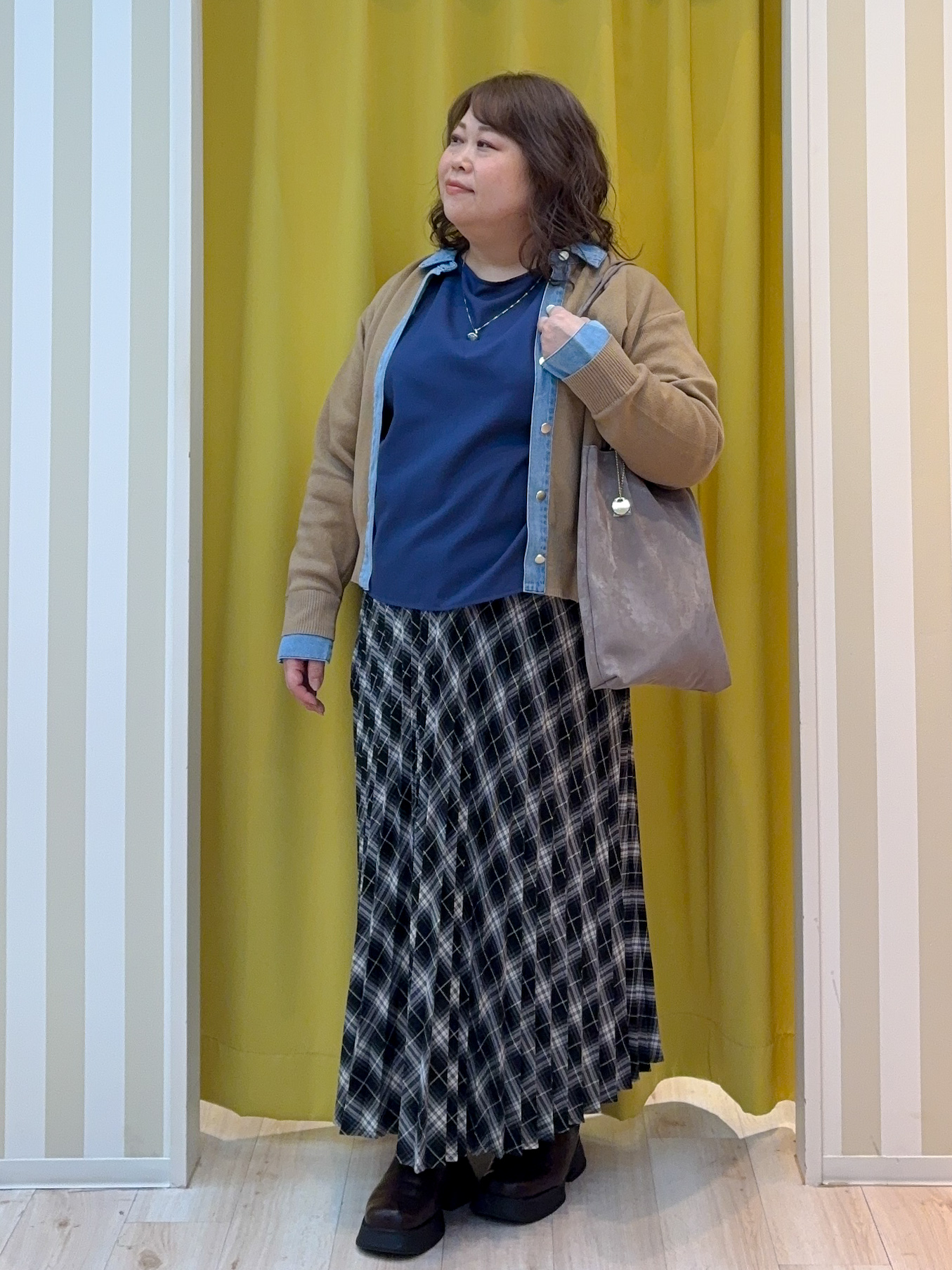 kotoさんさんの「SHOO･LA･RUE｜【S-LL/洗濯機可】デニム／チェック切替でこなれ見え 金ボタンニットカーディガン」を使ったコーディネート