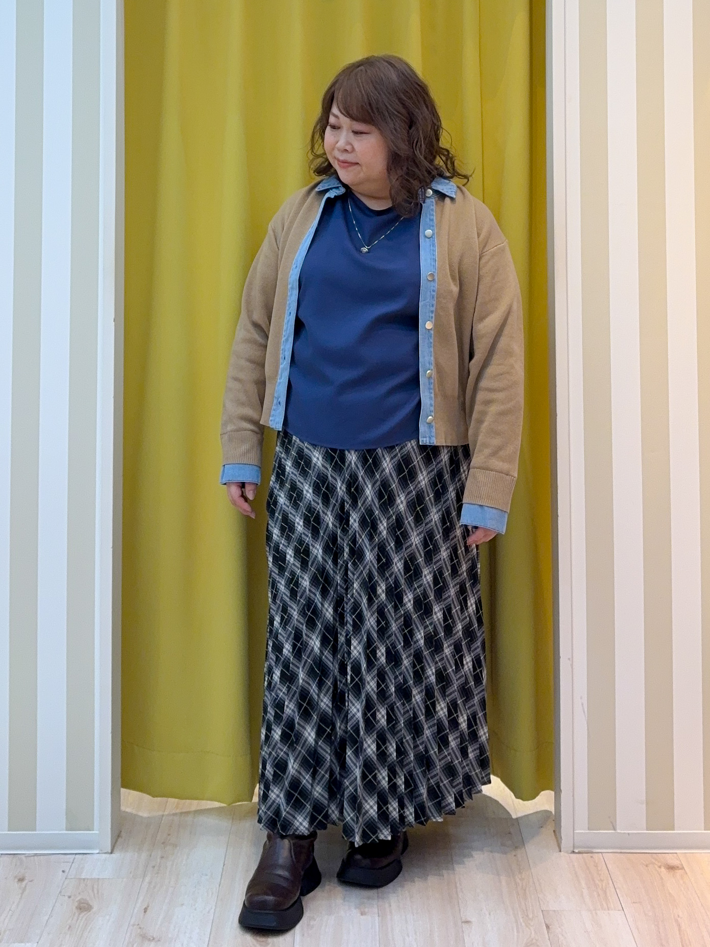 kotoさんさんの「SHOO･LA･RUE｜【S-LL/洗濯機可】デニム／チェック切替でこなれ見え 金ボタンニットカーディガン」を使ったコーディネート