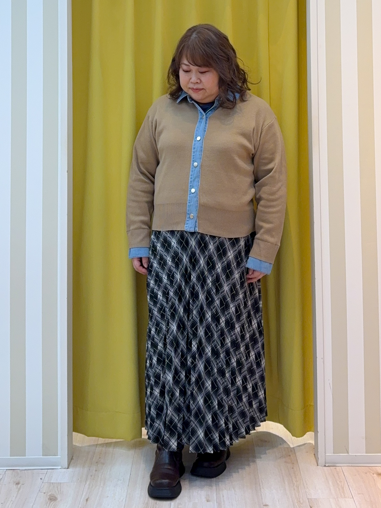 kotoさんさんの「SHOO･LA･RUE｜【S-LL/洗濯機可】デニム／チェック切替でこなれ見え 金ボタンニットカーディガン」を使ったコーディネート