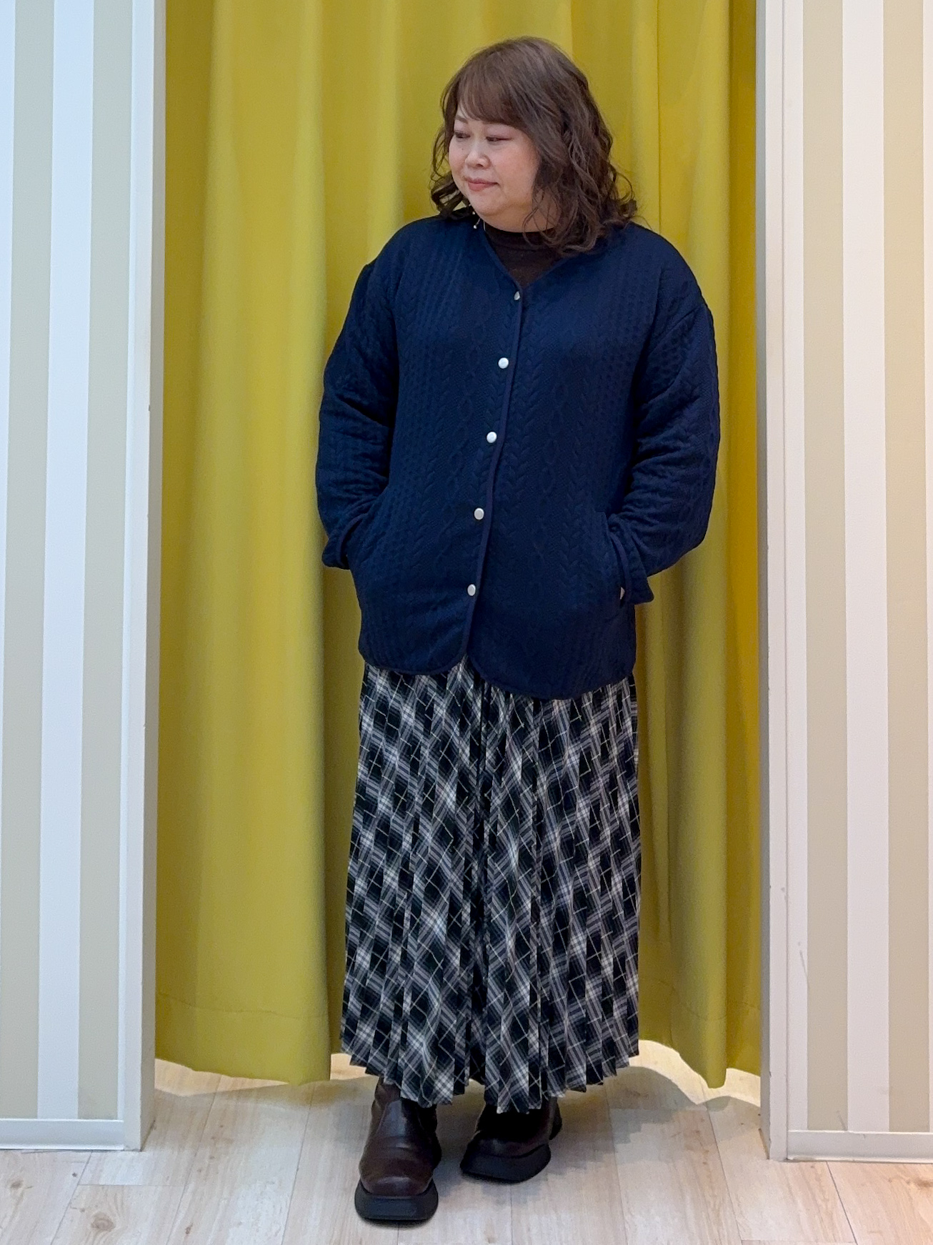 kotoさんさんの「SHOO･LA･RUE｜【S-LL/体型カバー】ヒップが隠れる ラインジャカード Vネックカーディガン」を使ったコーディネート
