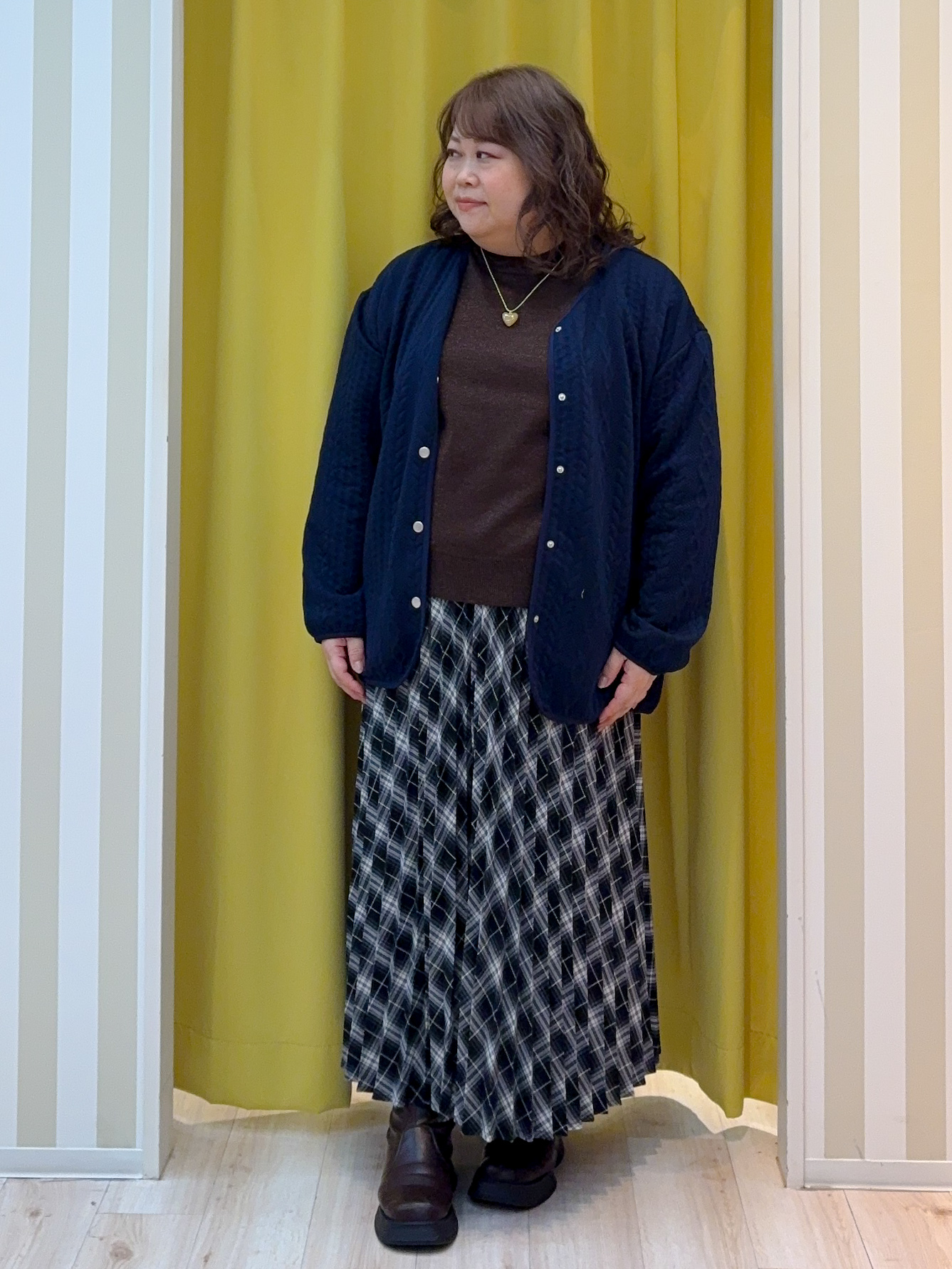 kotoさんさんの「SHOO･LA･RUE｜【S-LL/体型カバー】ヒップが隠れる ラインジャカード Vネックカーディガン」を使ったコーディネート