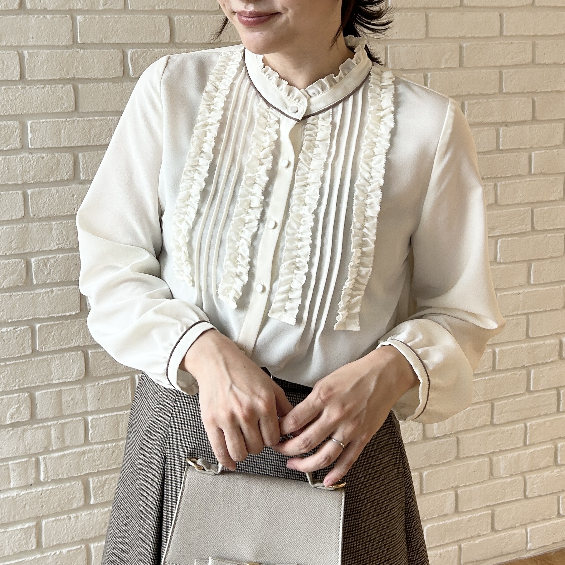 shinoさんの「Couture brooch｜【フリル使いが華やか】ピンタック ブラウス」を使ったコーディネート
