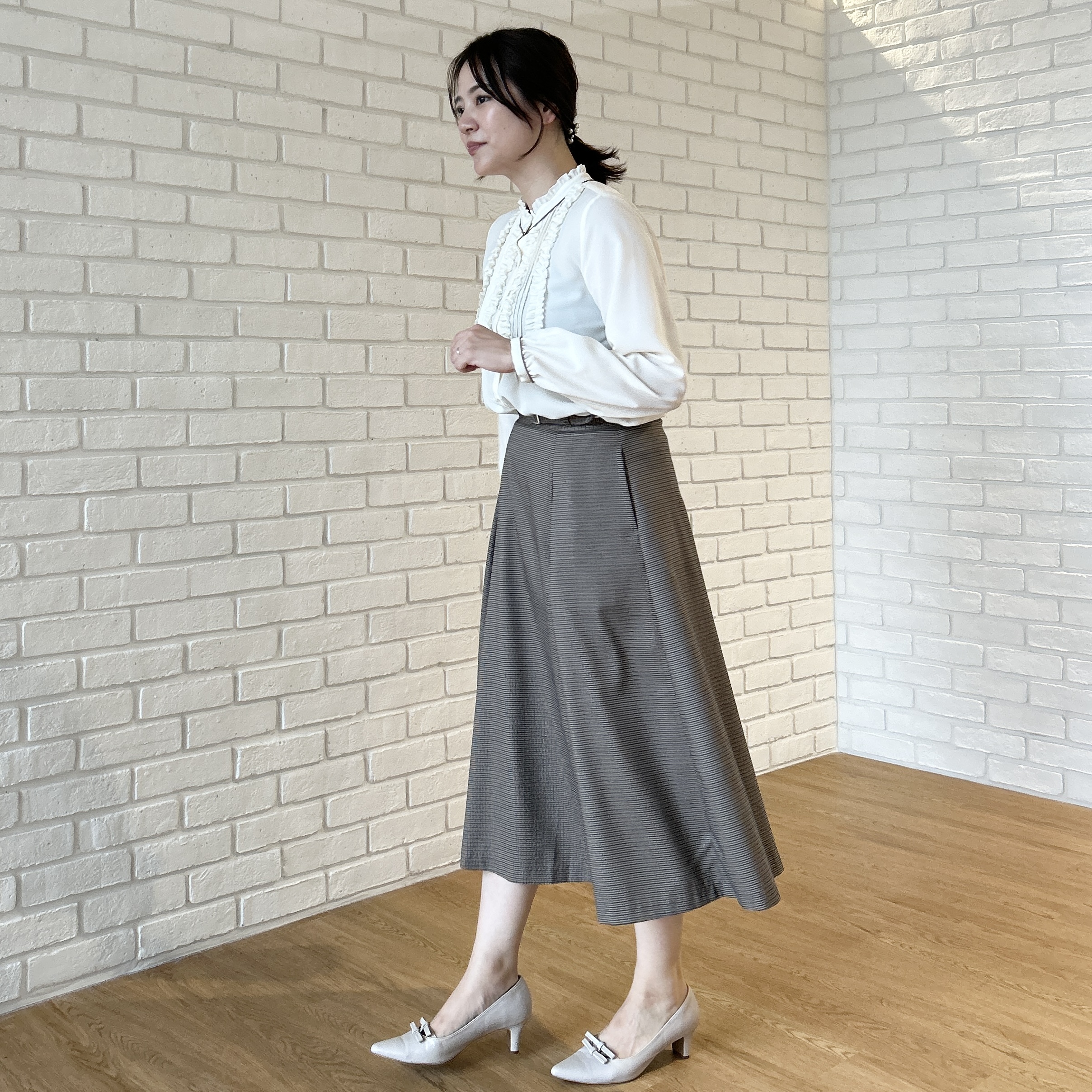 shinoさんの「Couture brooch｜【フリル使いが華やか】ピンタック ブラウス」を使ったコーディネート