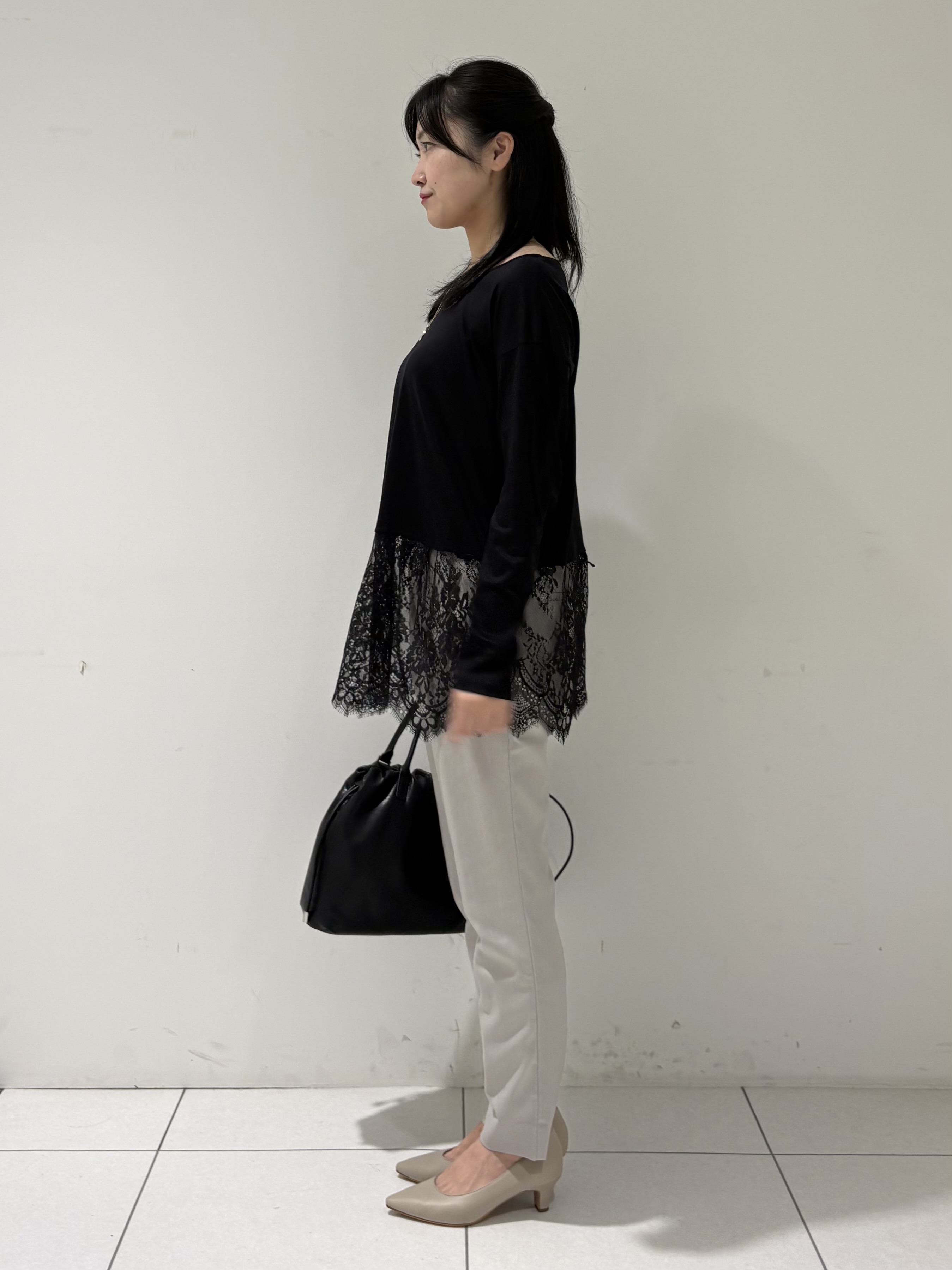 momokoさんの「INDIVI｜【洗える／レイヤードにおすすめ】裾レーストップス」を使ったコーディネート