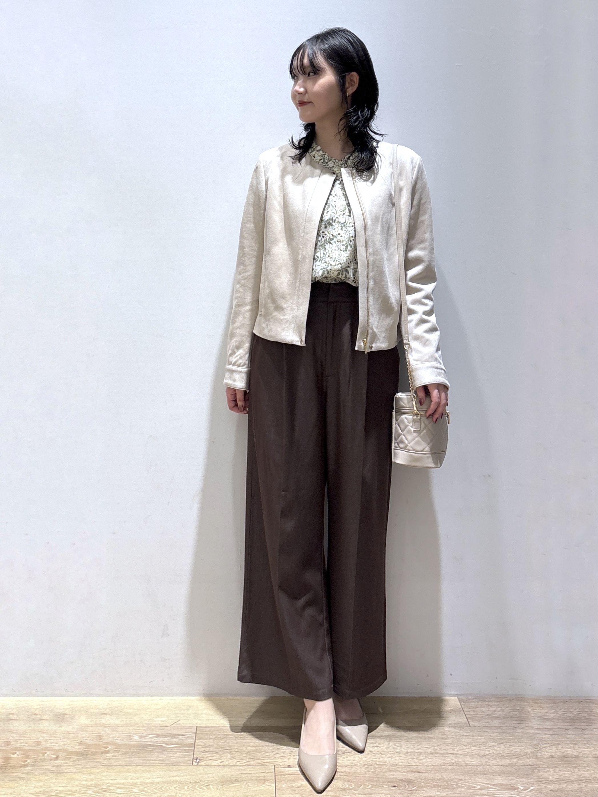 mizukiさんの「index｜【洗える】レザー調／スウェード風ノーカラーブルゾン」を使ったコーディネート