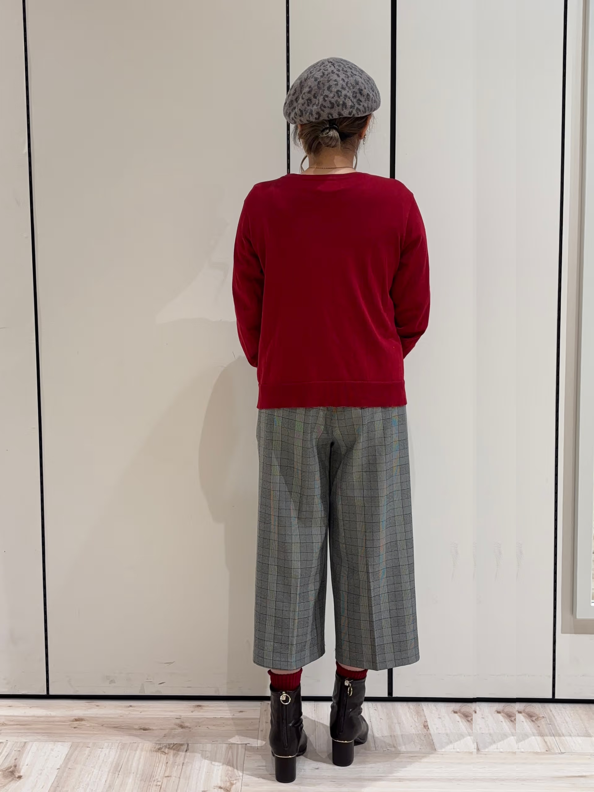 加藤春菜さんの「SHOO･LA･RUE｜【洗濯機可/S-LL】金ボタンが上品に。さらさらタッチカーディガン」を使ったコーディネート
