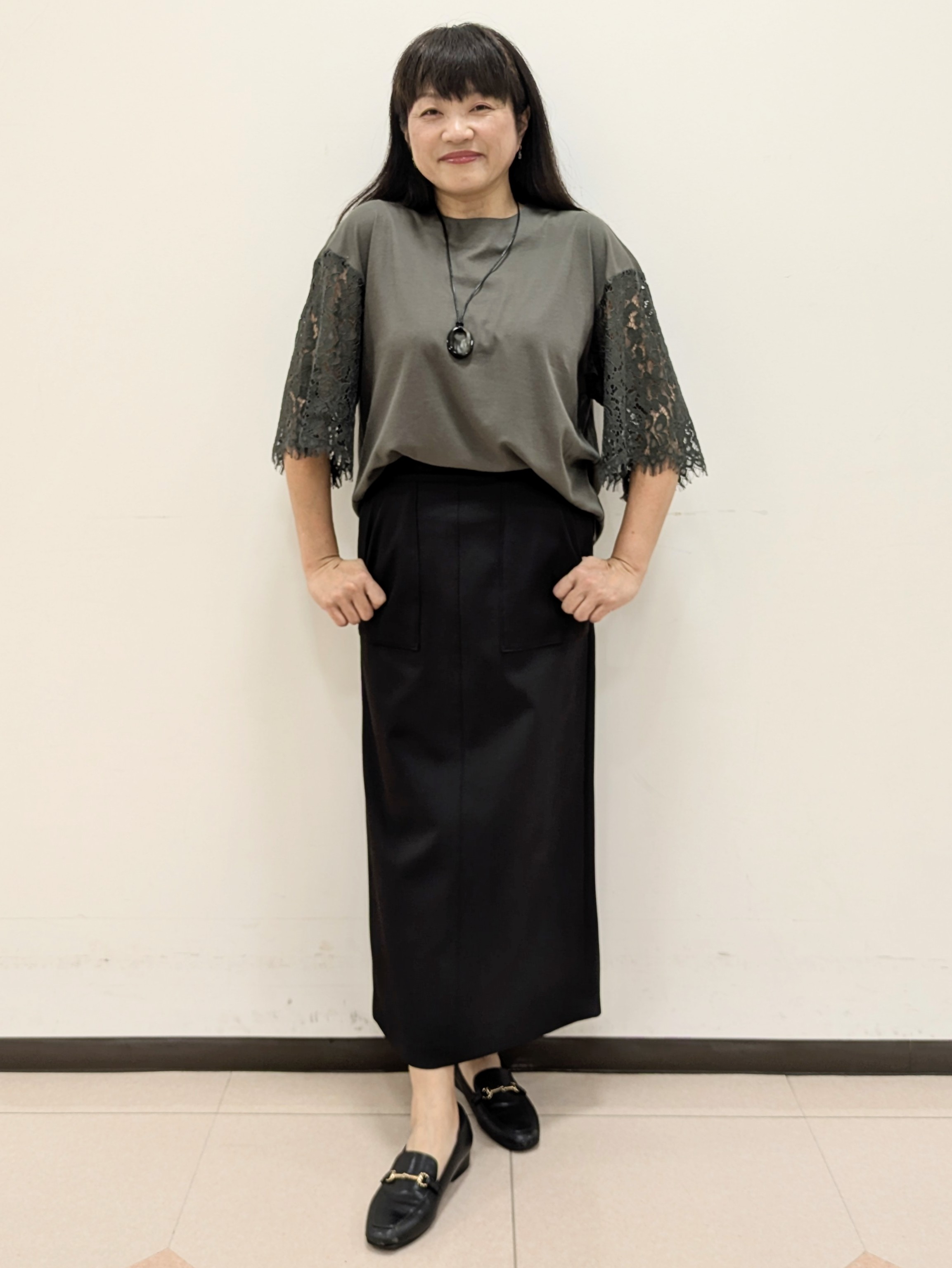 ともさんの「UNTITLED｜【秋映え/甘めTシャツ】袖レースプルオーバー」を使ったコーディネート