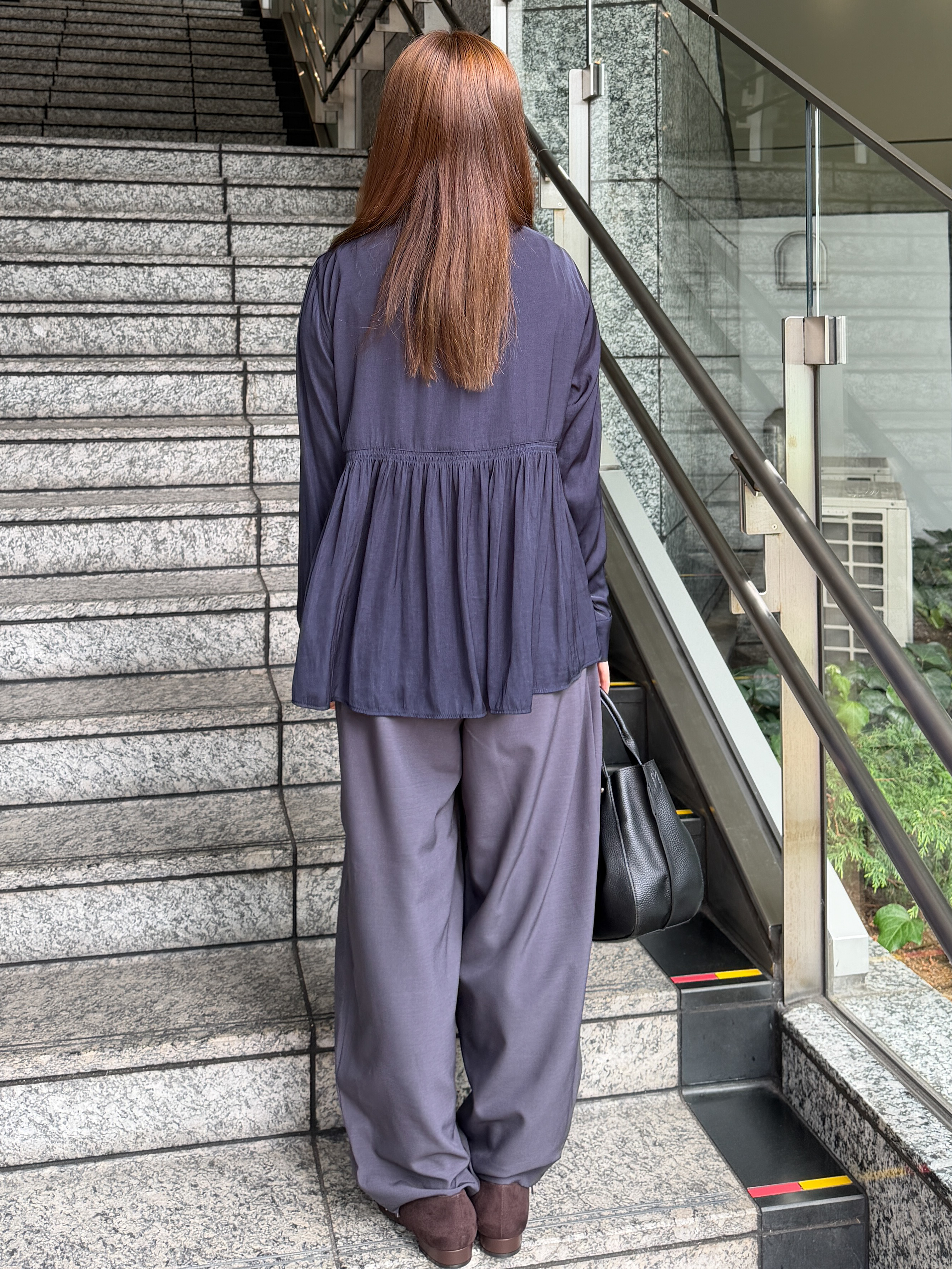 HANNAさんの「OPAQUE.CLIP｜ヴィンテージサテン ペプラムブラウス【洗濯機OK】」を使ったコーディネート