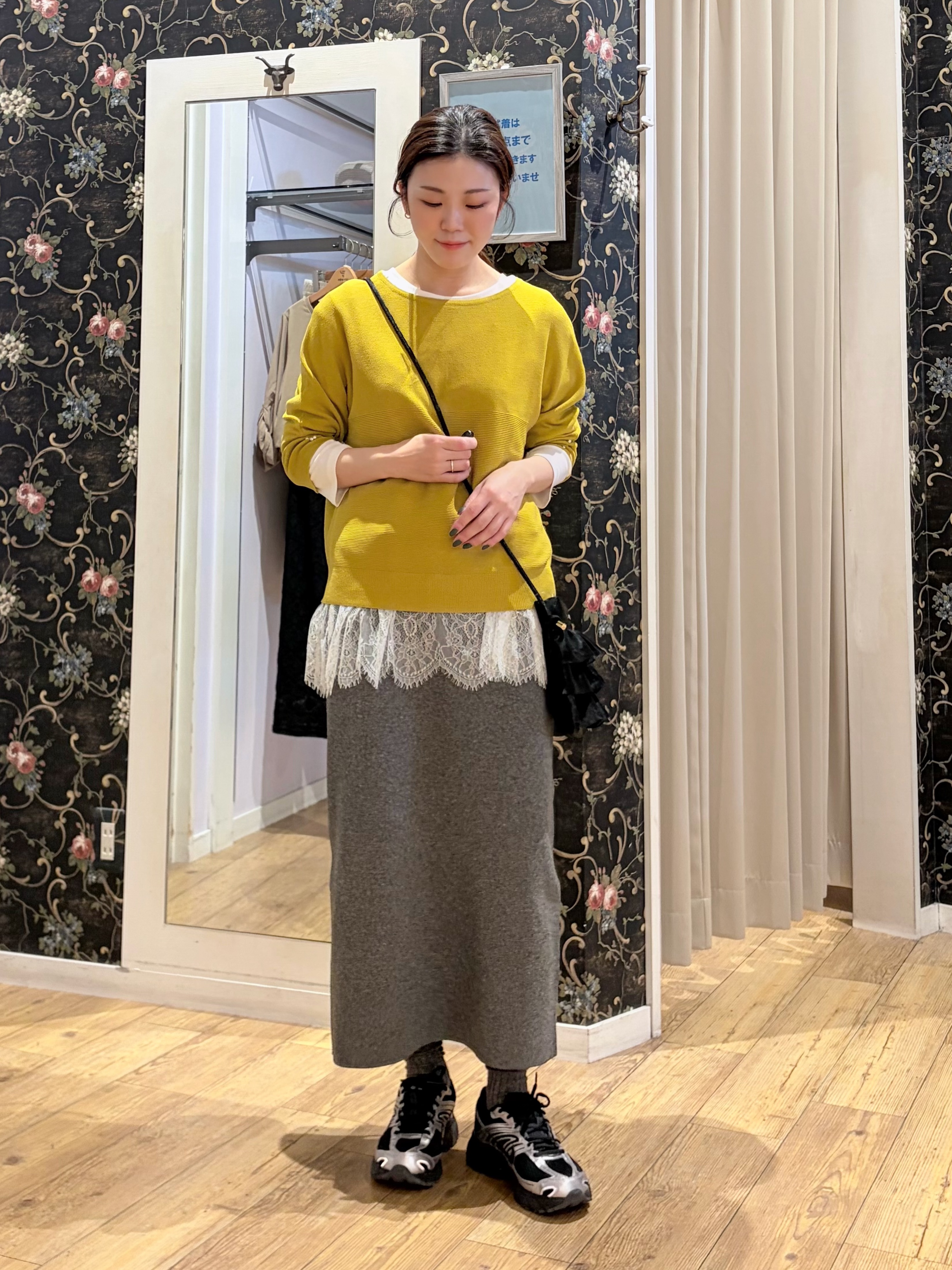 おうめさんの「SHOO･LA･RUE｜【毛玉になりにくい】パール調ボタンが女性らしさをプラス ガーター切替 7分袖ドルマンニット」を使ったコーディネート