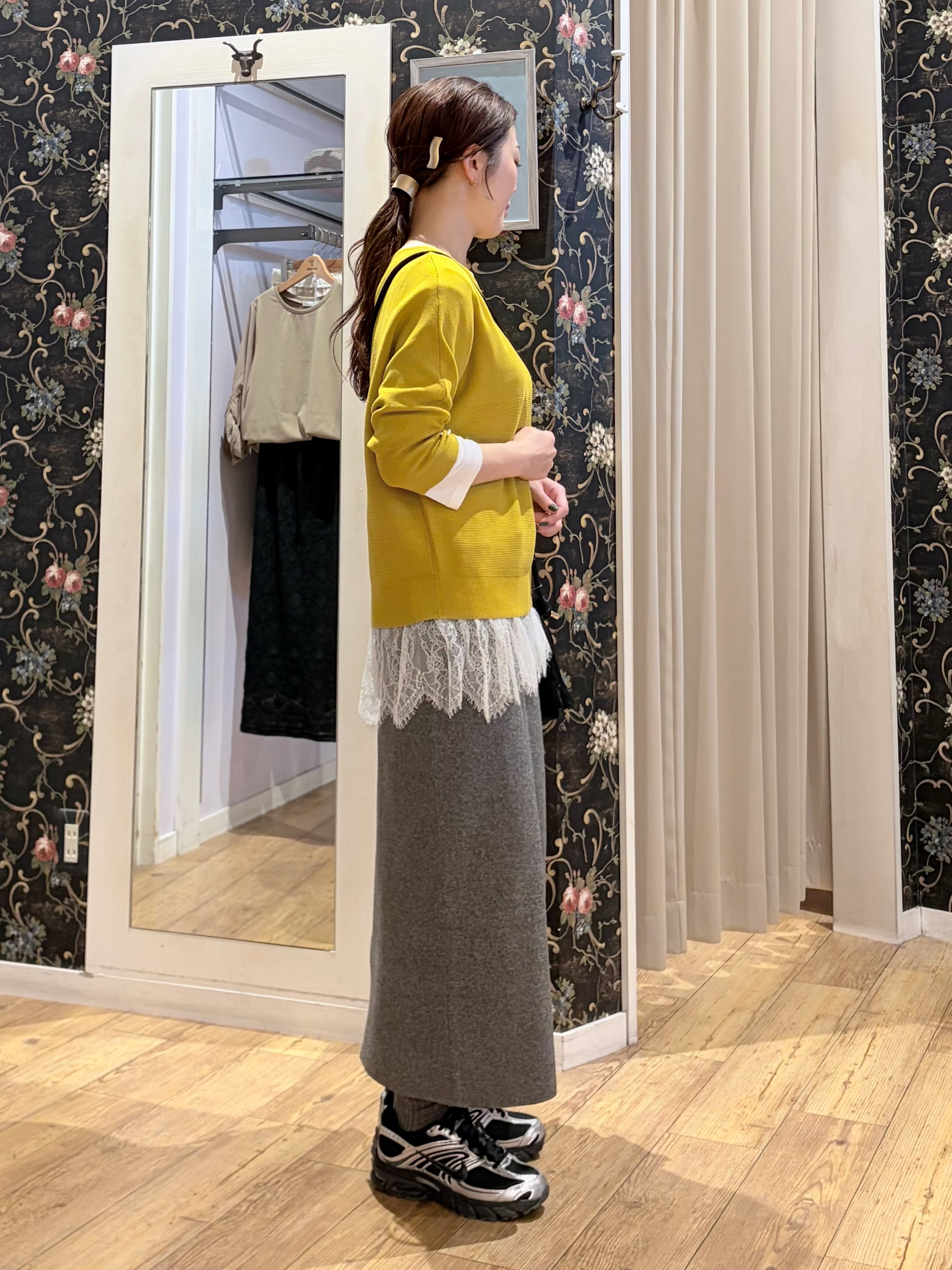 おうめさんの「SHOO･LA･RUE｜【毛玉になりにくい】パール調ボタンが女性らしさをプラス ガーター切替 7分袖ドルマンニット」を使ったコーディネート