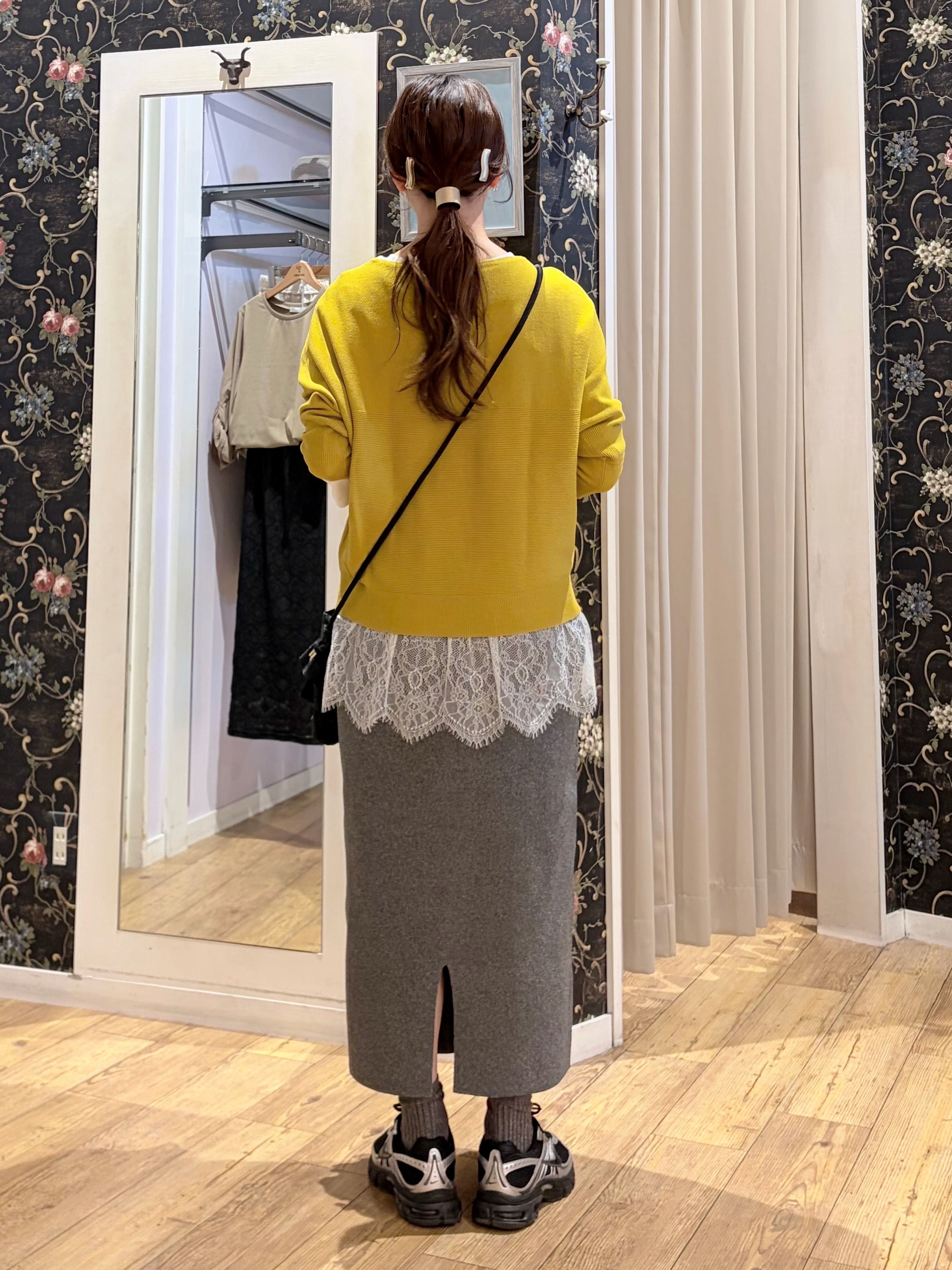 おうめさんの「SHOO･LA･RUE｜【毛玉になりにくい】パール調ボタンが女性らしさをプラス ガーター切替 7分袖ドルマンニット」を使ったコーディネート