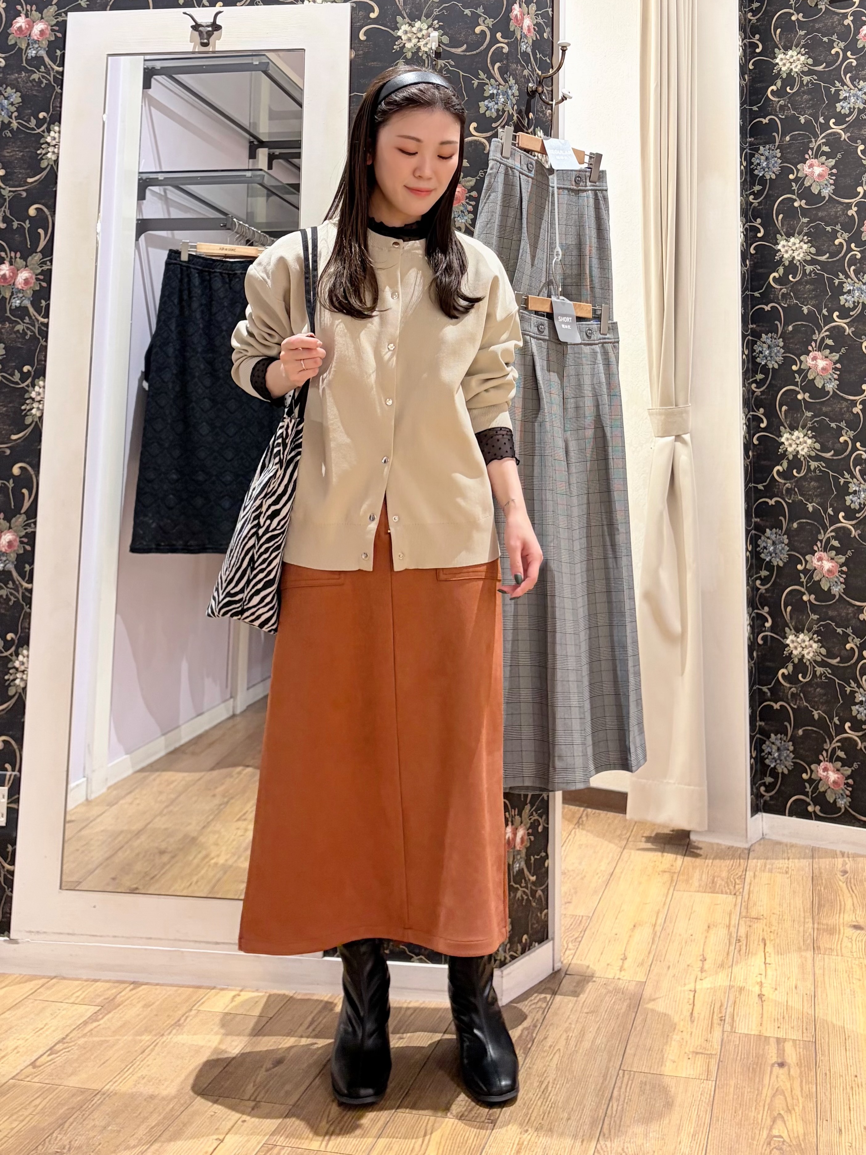 おうめさんの「SHOO･LA･RUE｜【セットアップ可/洗濯機可】軽やかに羽織れる スポンディッシュ ニットカーディガン」を使ったコーディネート