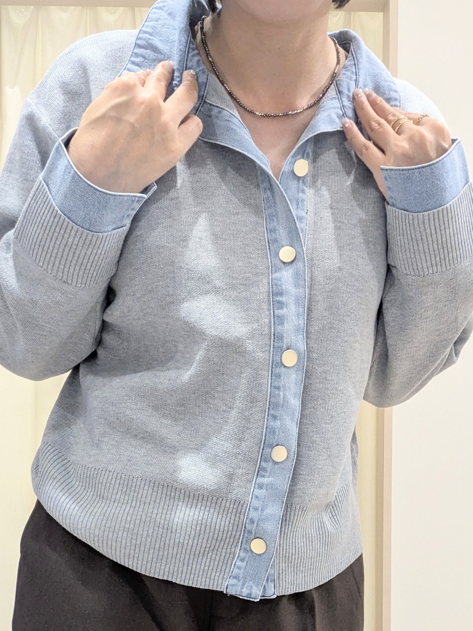 miyuさんの「SHOO･LA･RUE｜【S-LL/洗濯機可】デニム／チェック切替でこなれ見え 金ボタンニットカーディガン」を使ったコーディネート