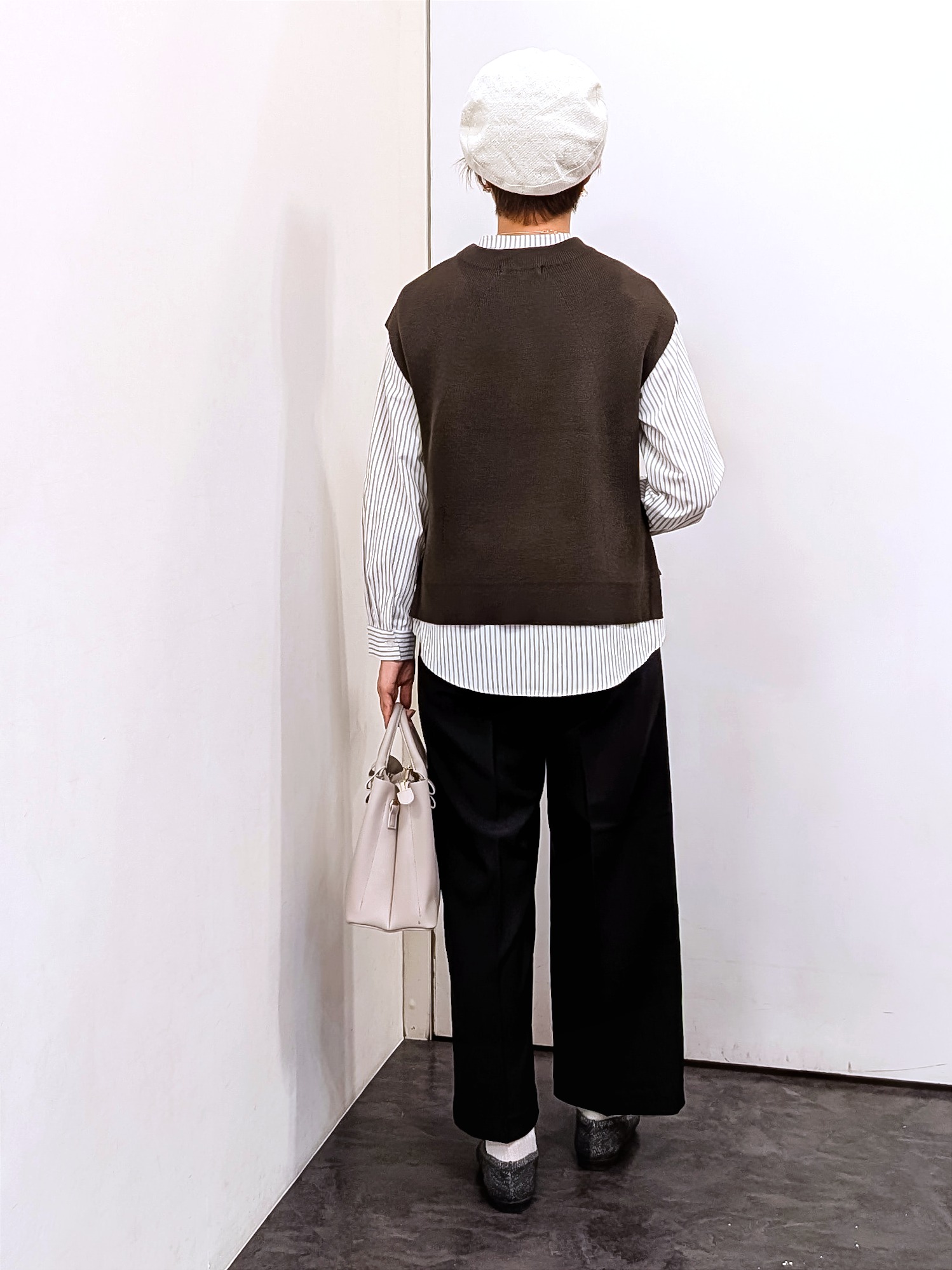 やまちゃんさんの「grove｜【2点セット/時短・着回し】ニットベスト&times;シャツ」を使ったコーディネート