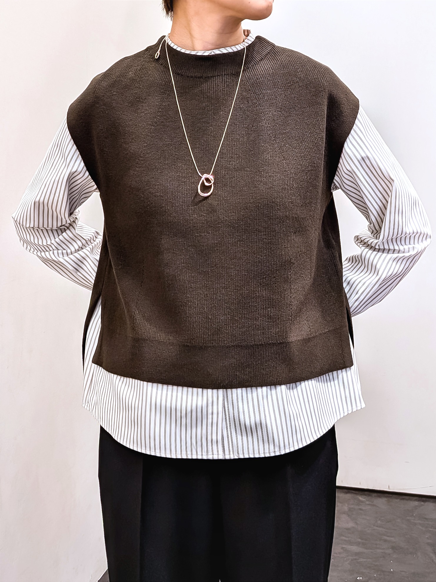 やまちゃんさんの「grove｜【2点セット/時短・着回し】ニットベスト&times;シャツ」を使ったコーディネート