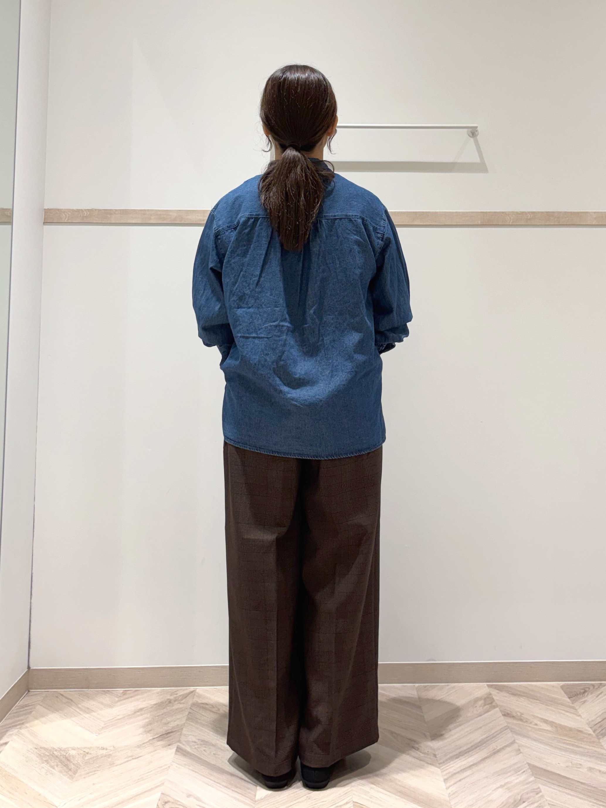 donpiさんの「SHOO･LA･RUE｜【S-LL/洗濯機可】華やぐデニムボウタイリボンシャツ」を使ったコーディネート