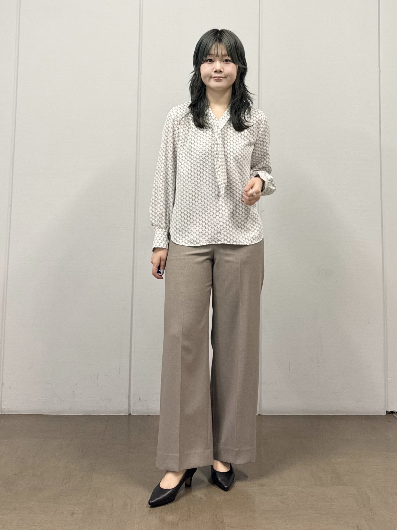 mizukiさんの「INDIVI｜【UVケア／通勤】幾何学柄ボウタイ風ブラウス」を使ったコーディネート