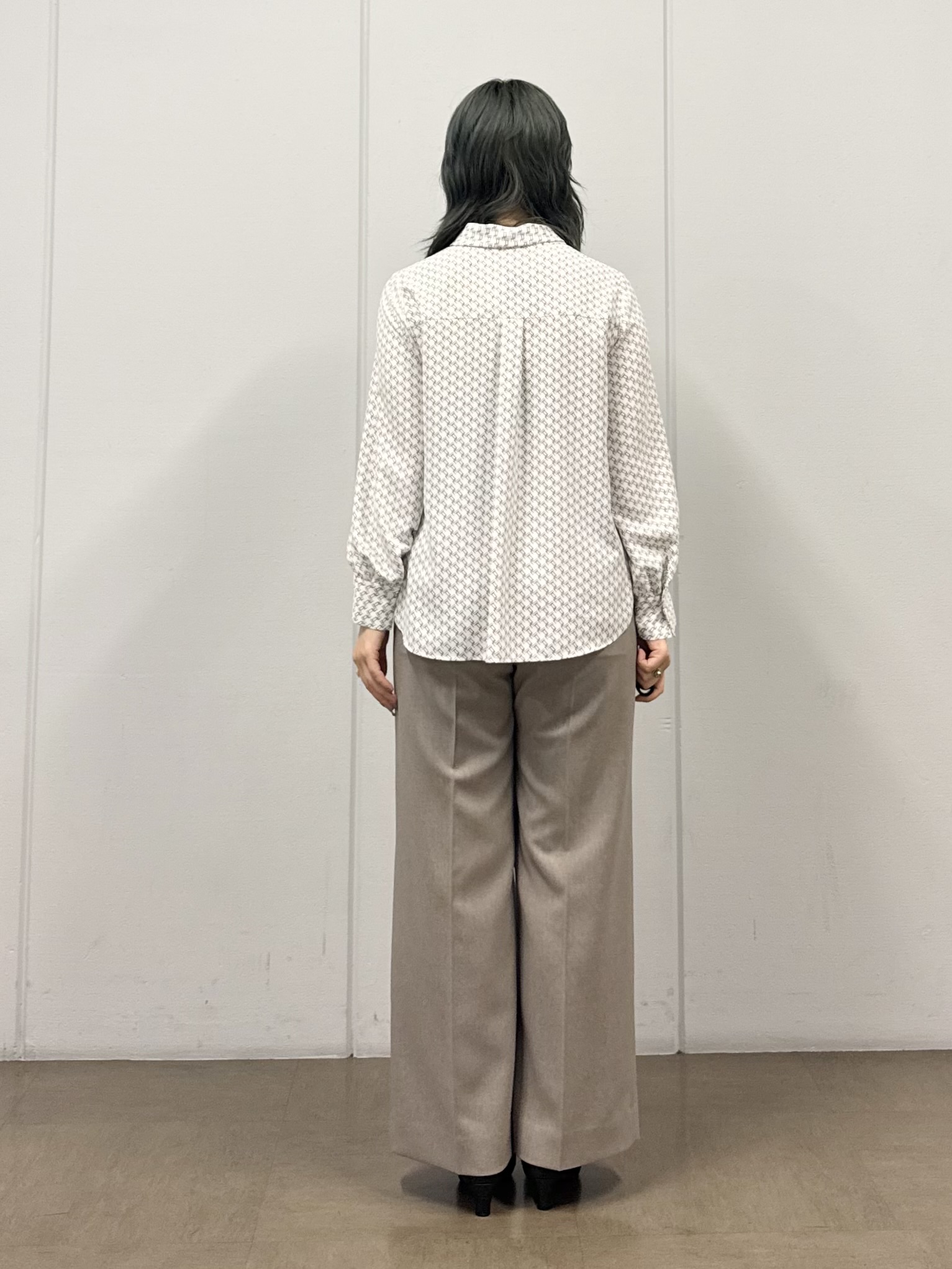 mizukiさんの「INDIVI｜【UVケア／通勤】幾何学柄ボウタイ風ブラウス」を使ったコーディネート