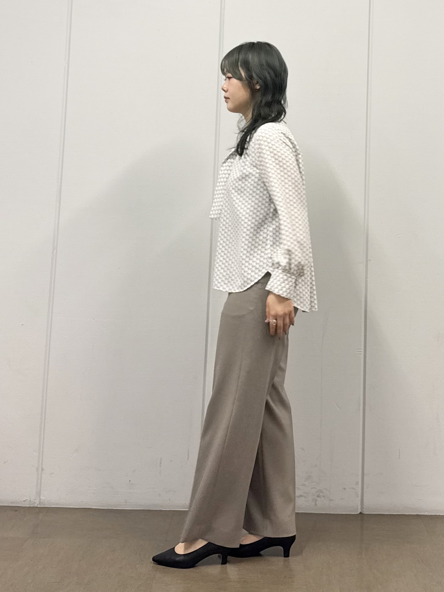mizukiさんの「INDIVI｜【UVケア／通勤】幾何学柄ボウタイ風ブラウス」を使ったコーディネート