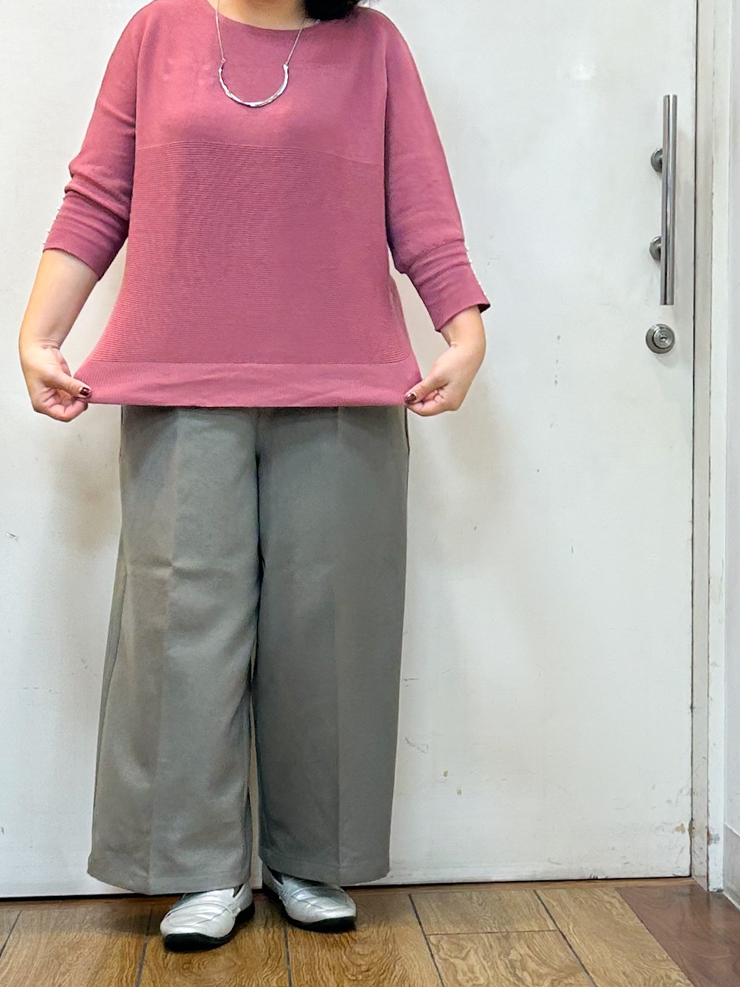 haruさんの「SHOO･LA･RUE｜【毛玉になりにくい】パール調ボタンが女性らしさをプラス ガーター切替 7分袖ドルマンニット」を使ったコーディネート