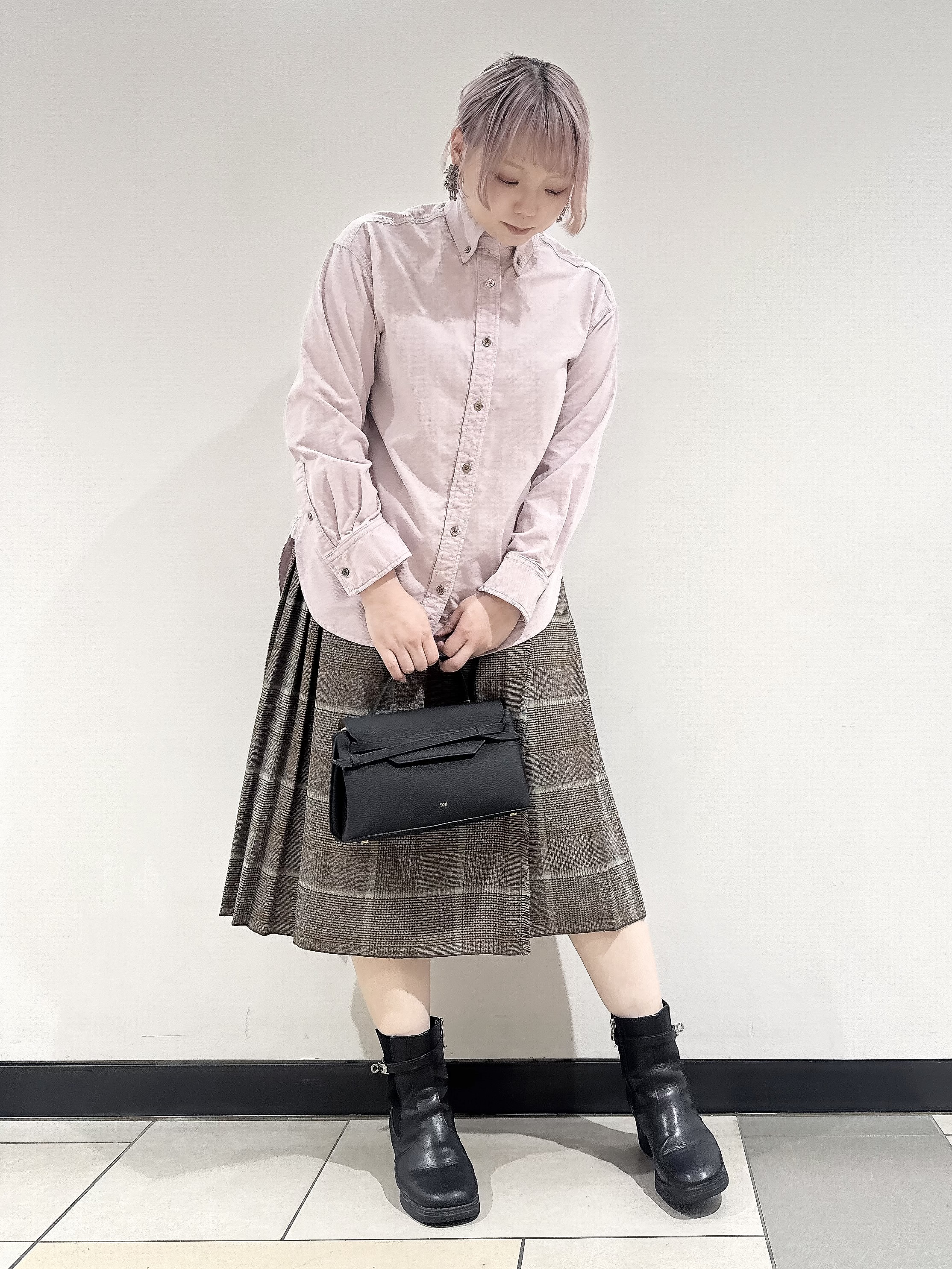 なかもとあきさんの「DRESSTERIOR｜【軽やかな着心地】コーデュロイ オーバーサイズシャツ」を使ったコーディネート