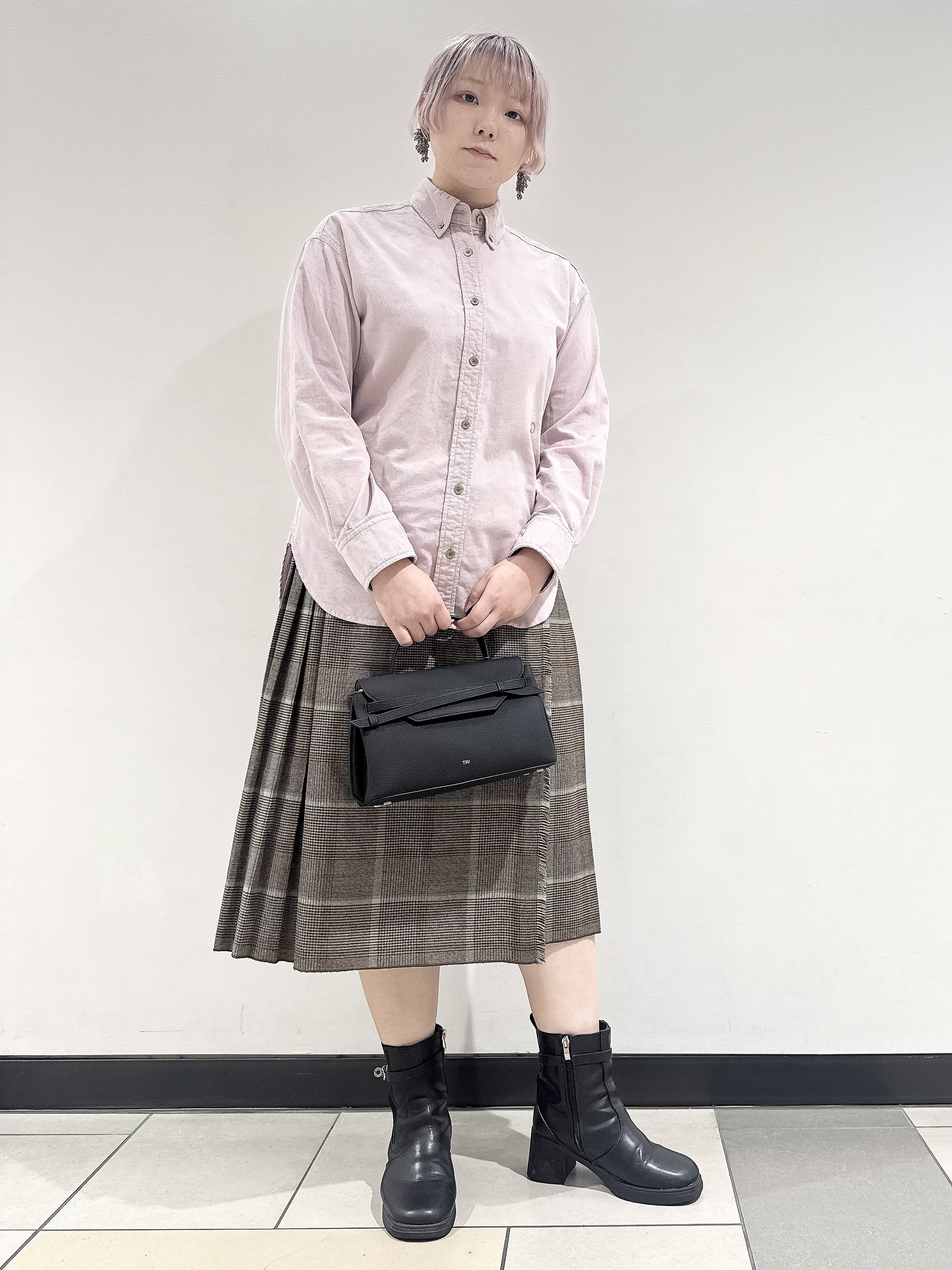 なかもとあきさんの「DRESSTERIOR｜【軽やかな着心地】コーデュロイ オーバーサイズシャツ」を使ったコーディネート