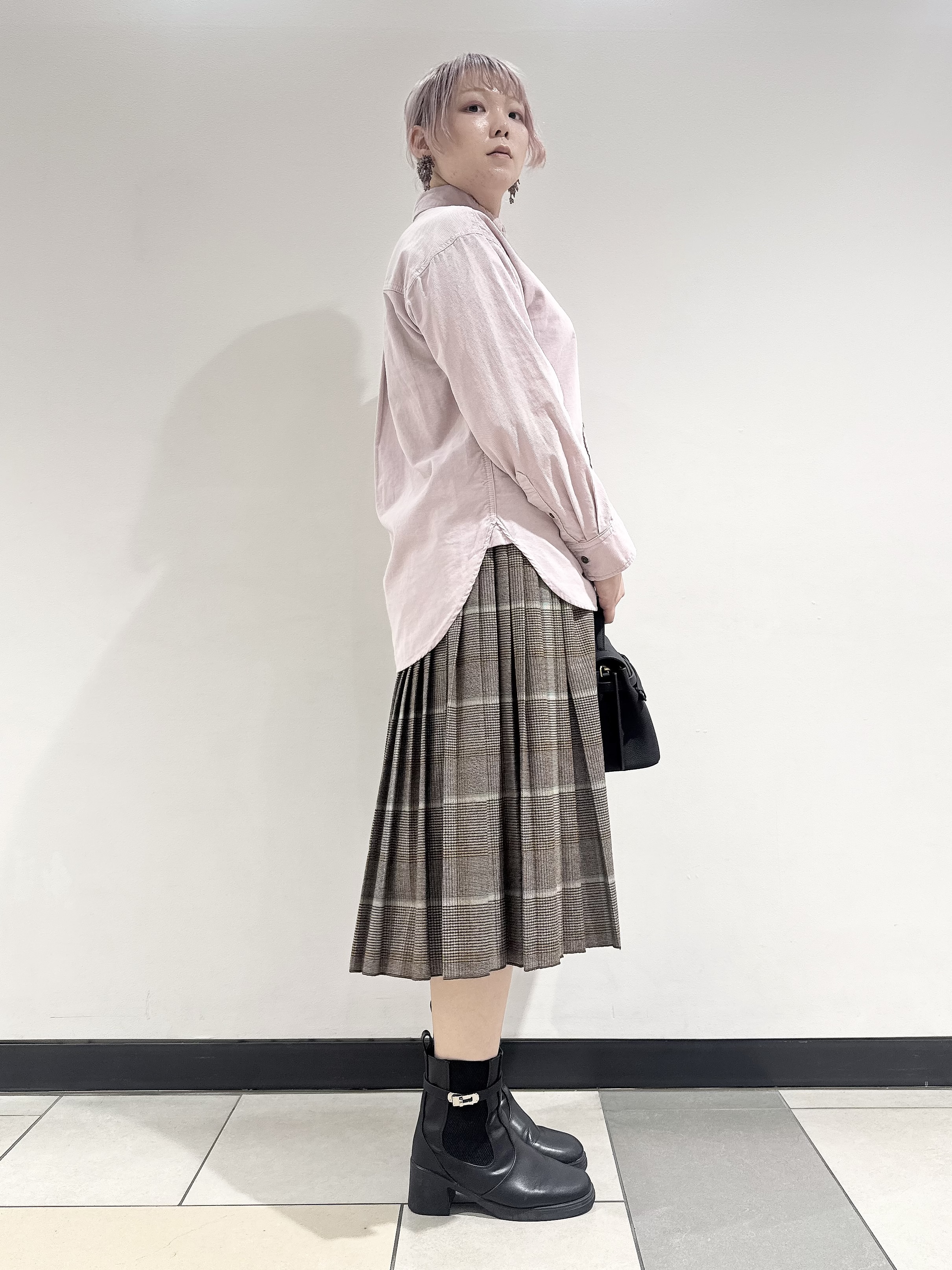 なかもとあきさんの「DRESSTERIOR｜【軽やかな着心地】コーデュロイ オーバーサイズシャツ」を使ったコーディネート